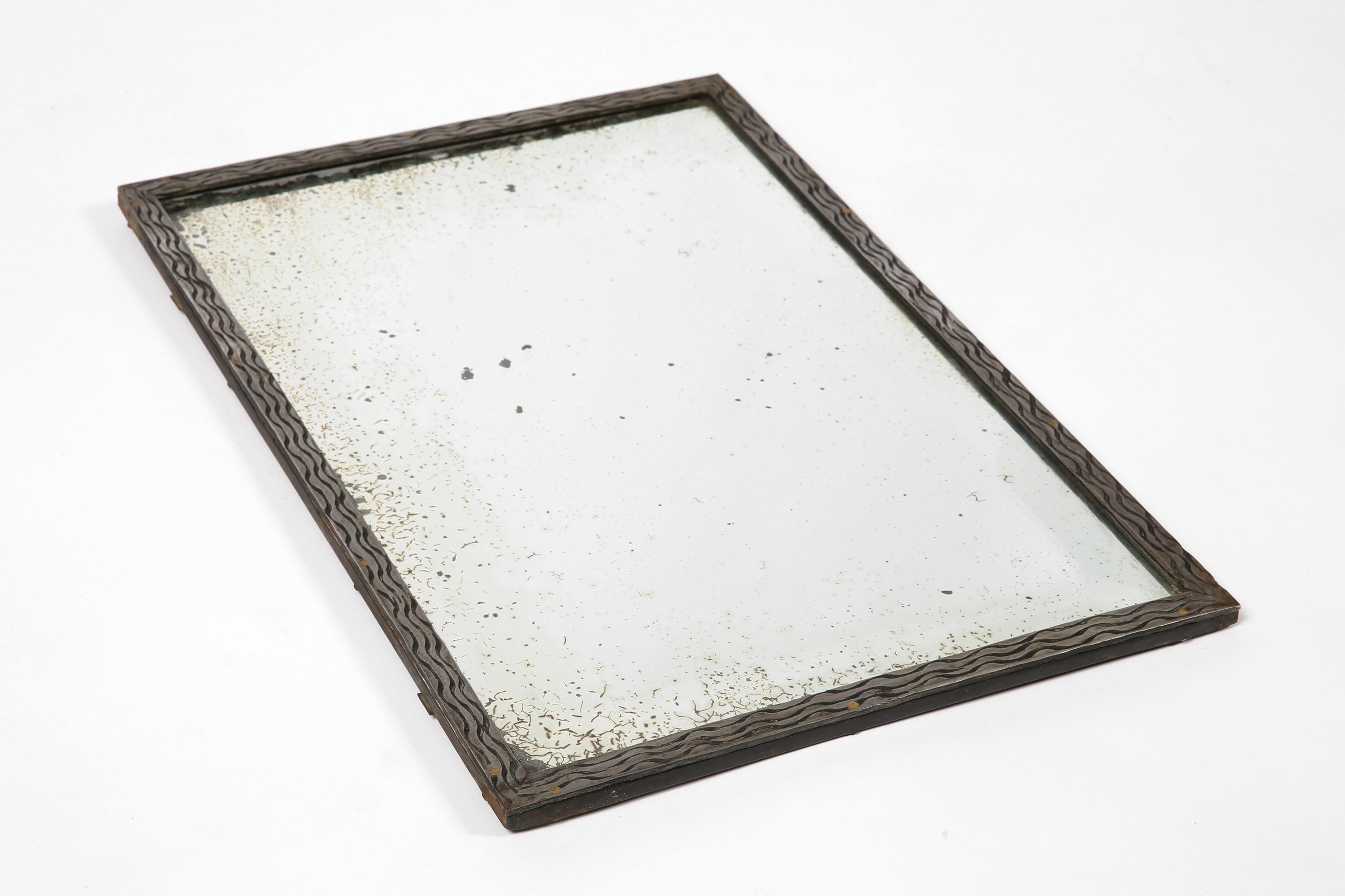 20ième siècle Miroir en fer martelé Art Deco français des années 1930 en vente