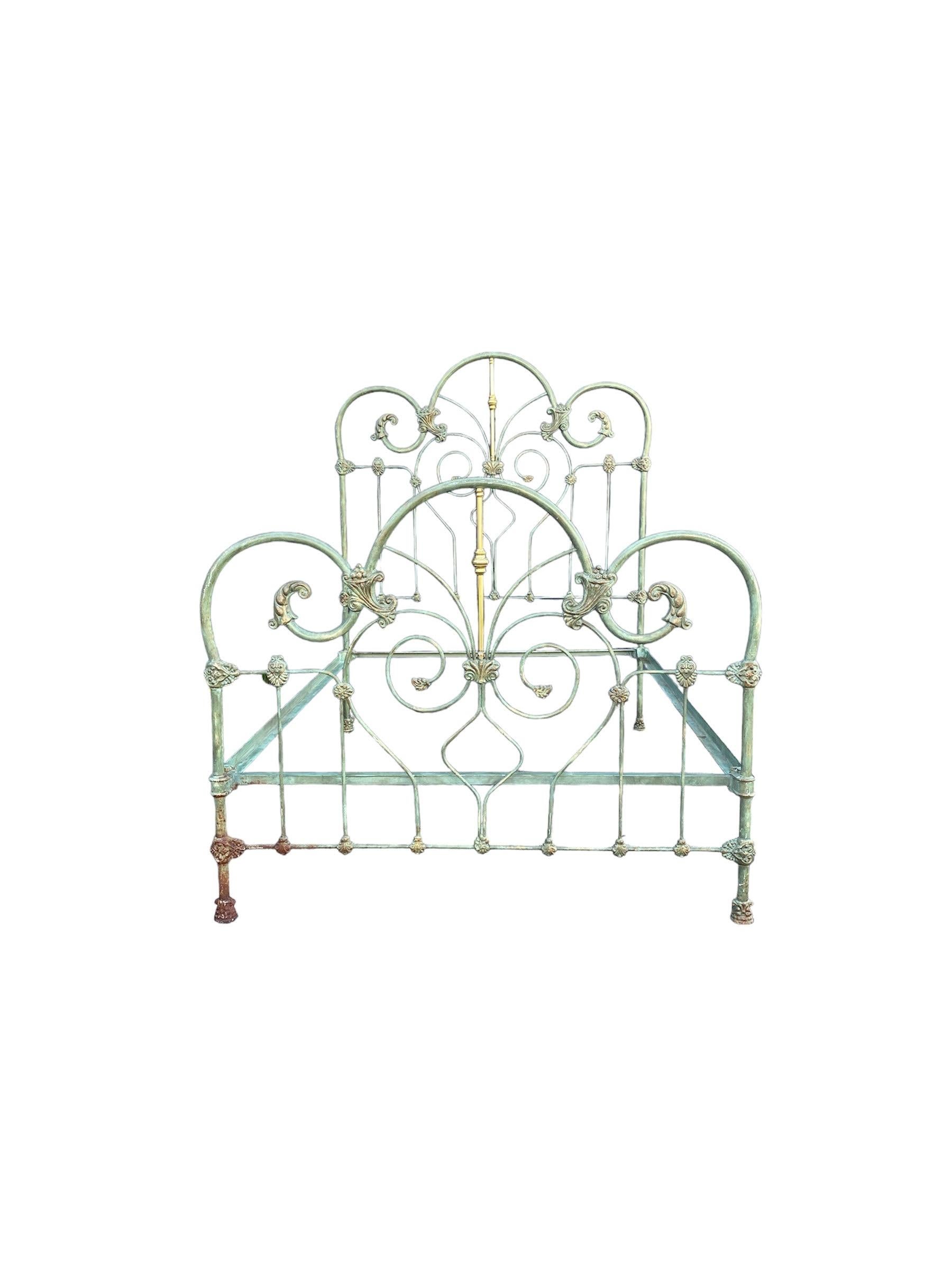 Das Kopf- und Fußteil zeigt künstlerische Elemente wie stilisierte Motive, dekorative Muster und symmetrische Designs, die die Faszination der Epoche für Modernität und Opulenz widerspiegeln.
Mit seiner zeitlosen Eleganz und seinem Vintage-Charme