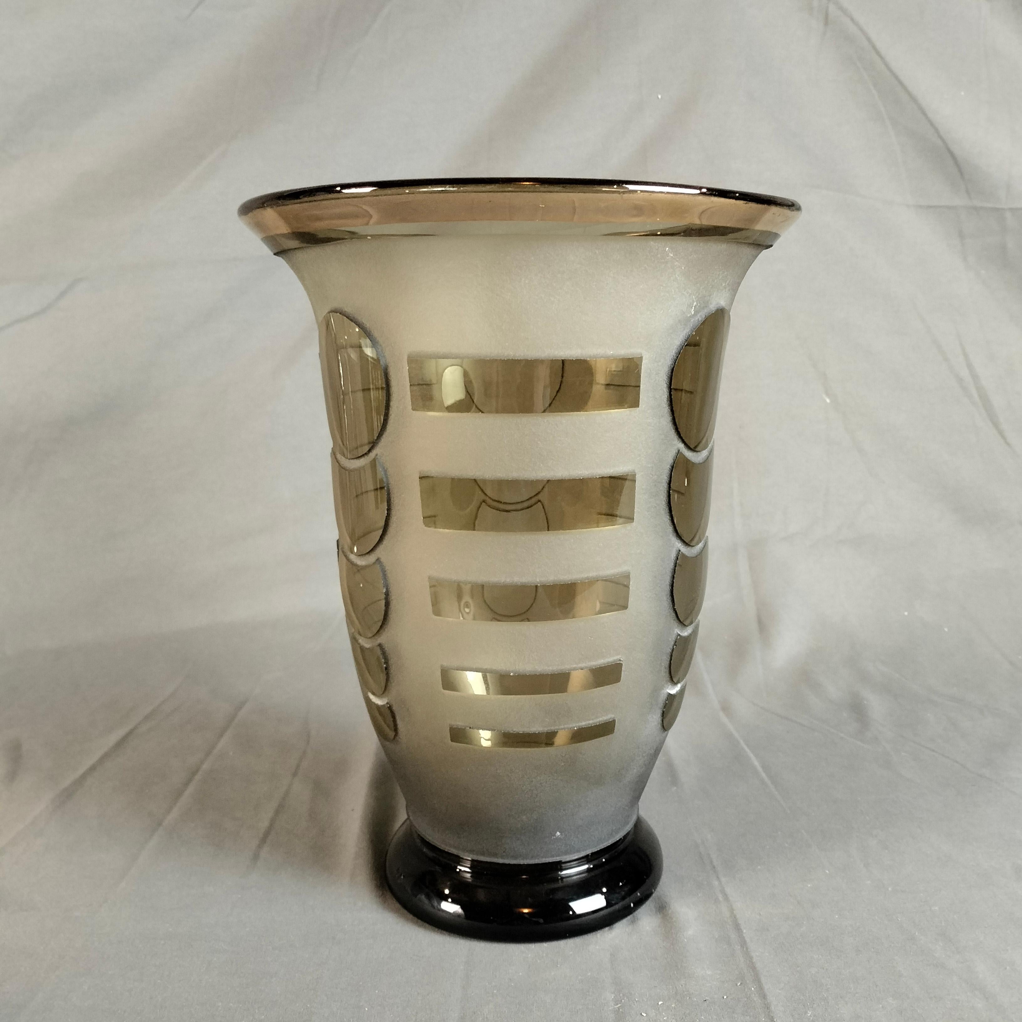 Jarrón de cristal ahumado arenado geométrico Jean Luce Art Decó francés de 1930 Francés en venta
