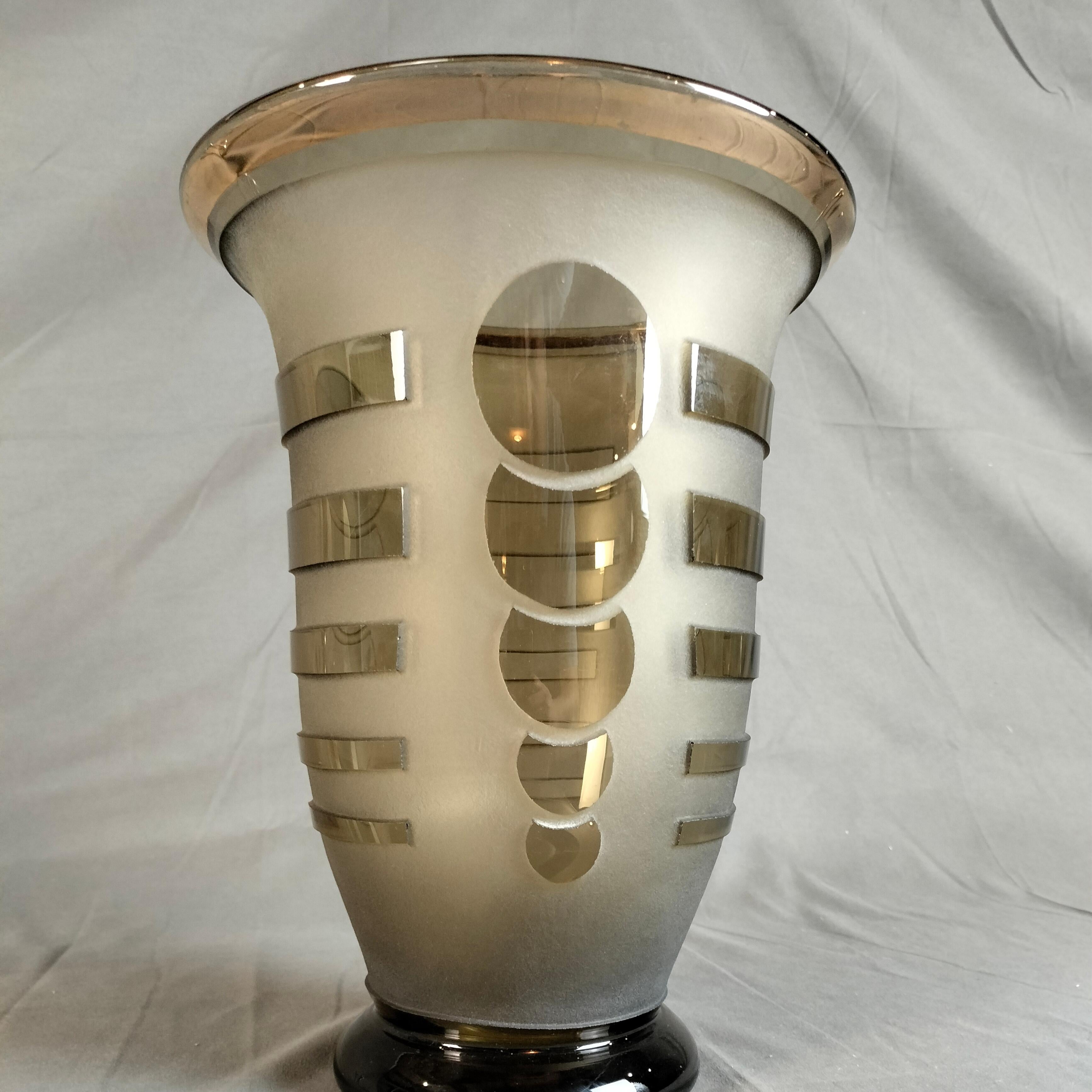 Jarrón de cristal ahumado arenado geométrico Jean Luce Art Decó francés de 1930 en Bueno estado para la venta en Mexico City, MX