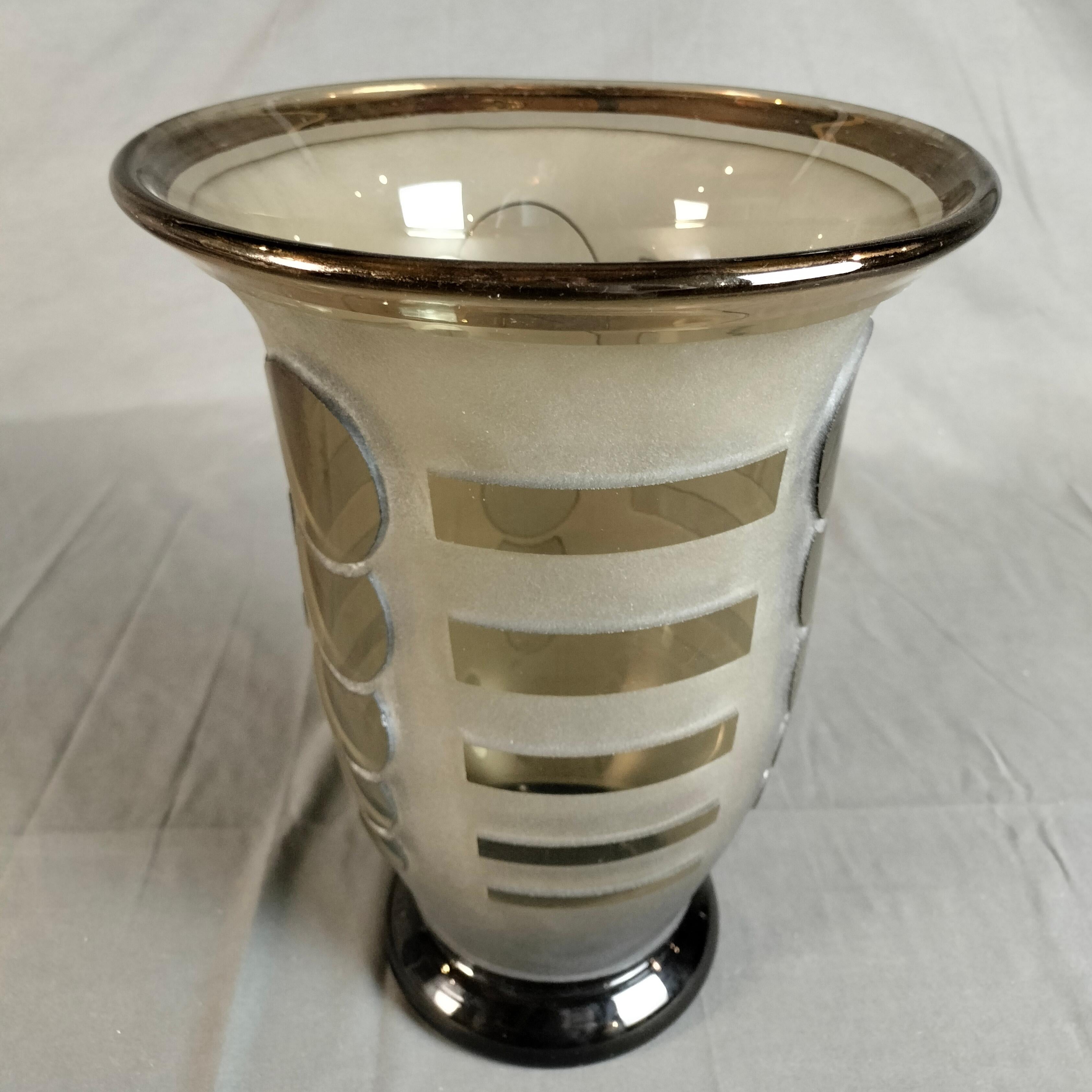 Jarrón de cristal ahumado arenado geométrico Jean Luce Art Decó francés de 1930 mediados del siglo XX en venta