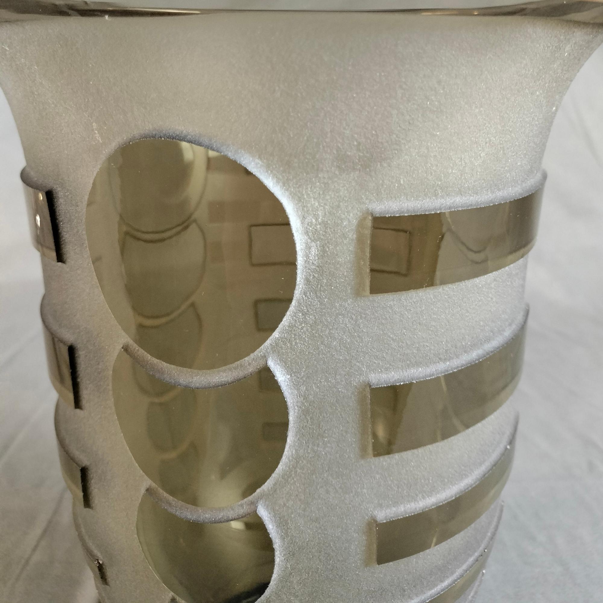 Jarrón de cristal ahumado arenado geométrico Jean Luce Art Decó francés de 1930 en venta 1
