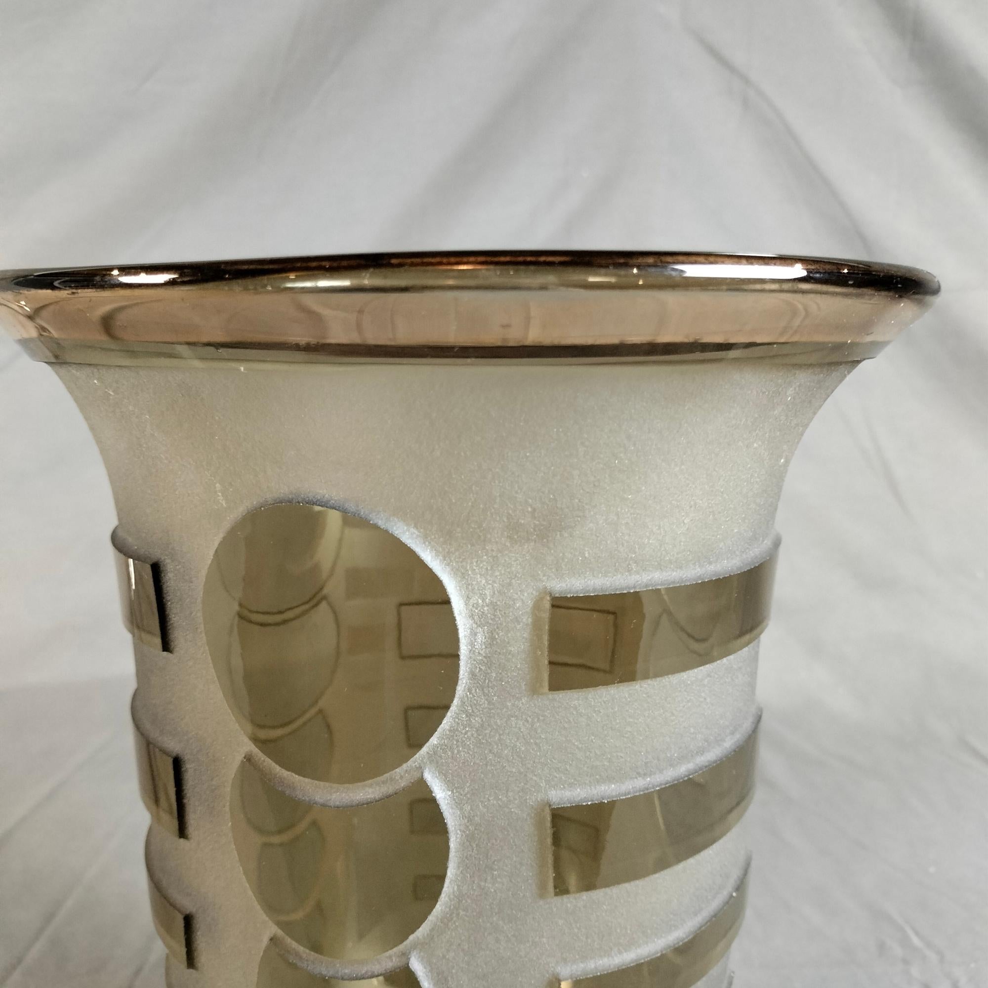 Jarrón de cristal ahumado arenado geométrico Jean Luce Art Decó francés de 1930 en venta 2