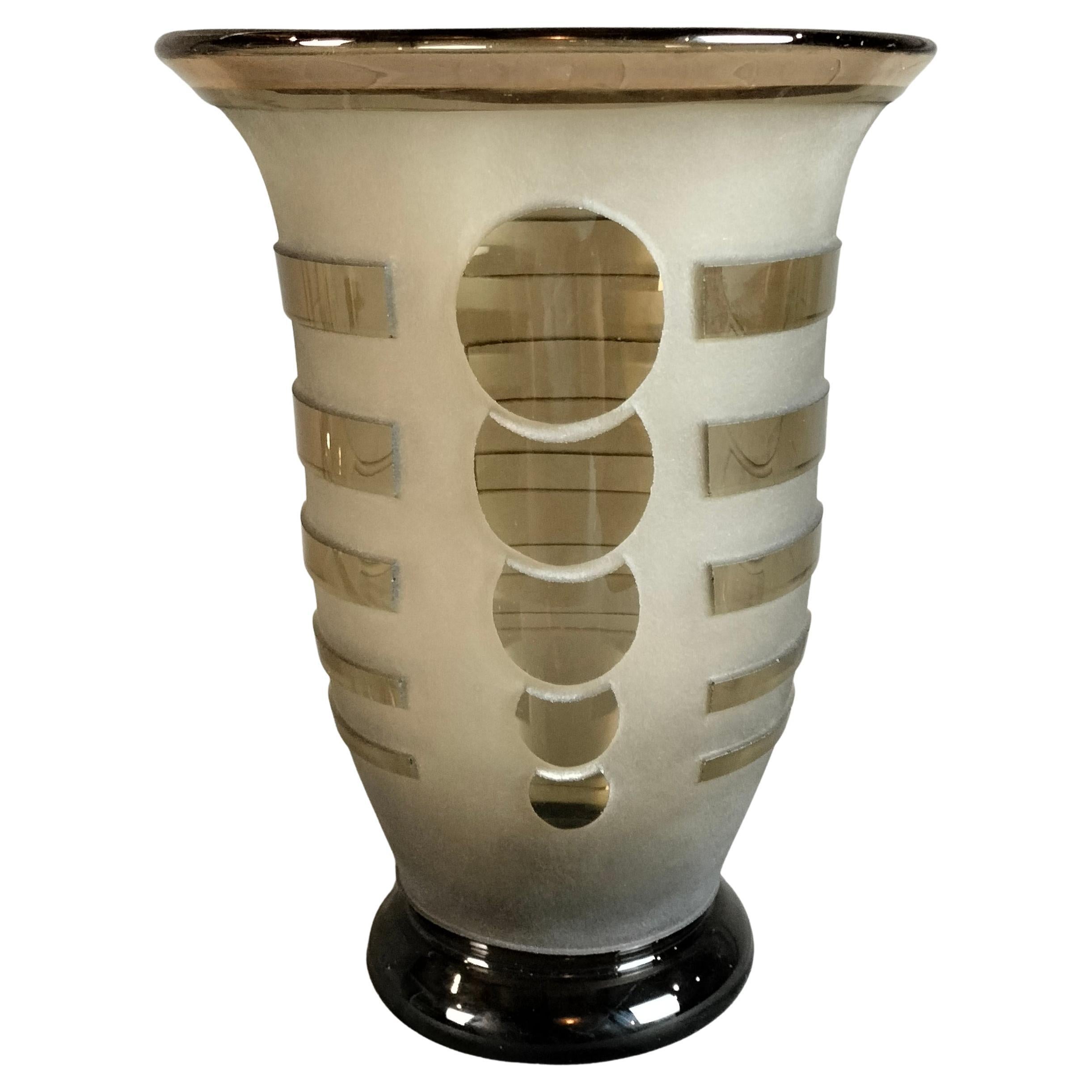 Jarrón de cristal ahumado arenado geométrico Jean Luce Art Decó francés de 1930 en venta