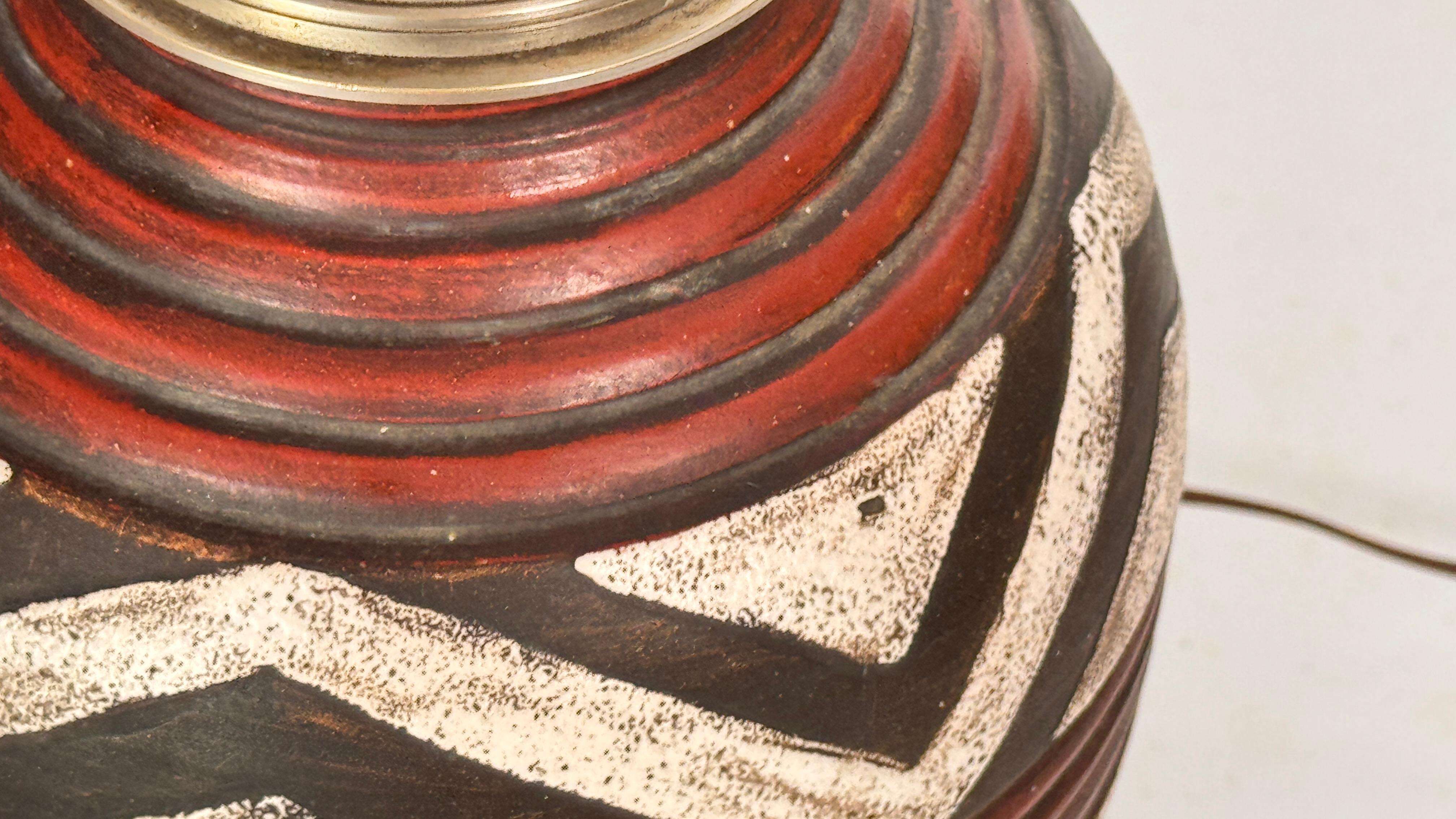 Lampada Art Deco francese degli anni '30 in ceramica screpolata e ottone  Motivi geometrici rossi in vendita 3