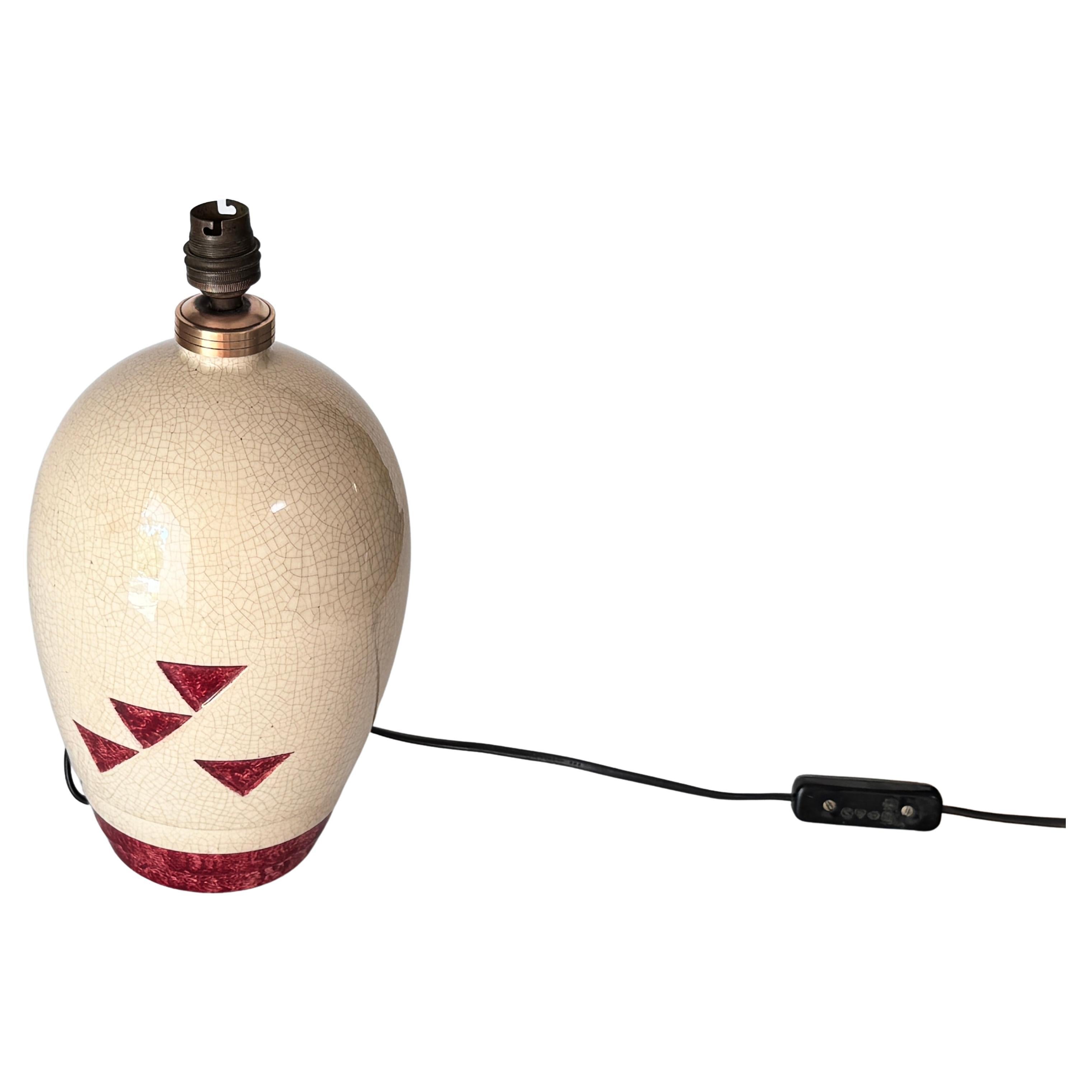 Lampe Art Déco française des années 1930 en céramique craquelée et laiton - Motifs géométriques rouges, signée

Description :
Cette exceptionnelle lampe Art déco française, datant des années 1930, est réalisée en céramique craquelée blanche et en