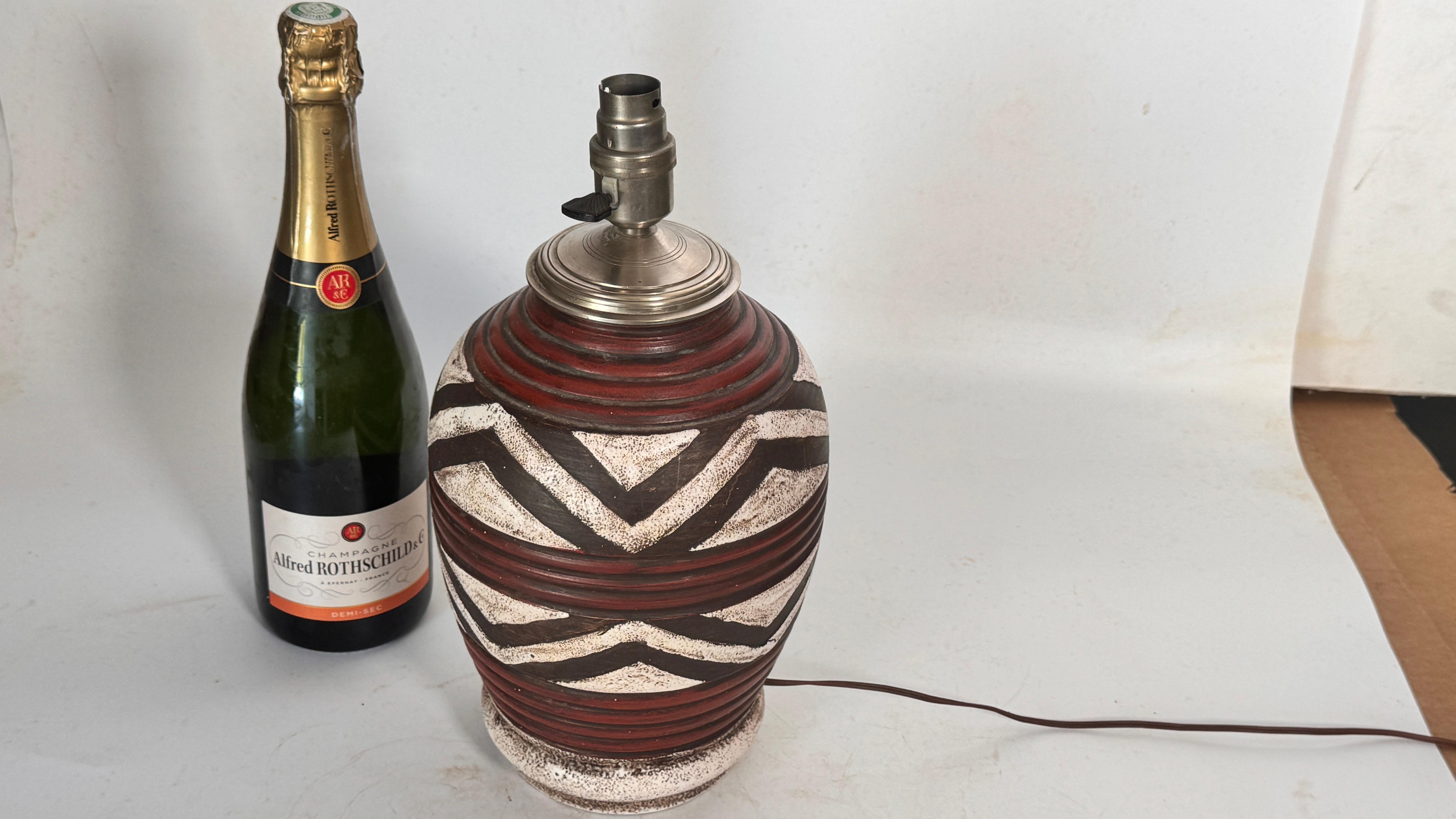 Paralume non incluso
Per gli Stati Uniti una spina  L'adattatore è fornito


Lampada Art Deco francese degli anni '30 in ceramica screpolata e ottone - motivi geometrici rossi, firmata

Descrizione:
Questa eccezionale lampada francese Art Deco,