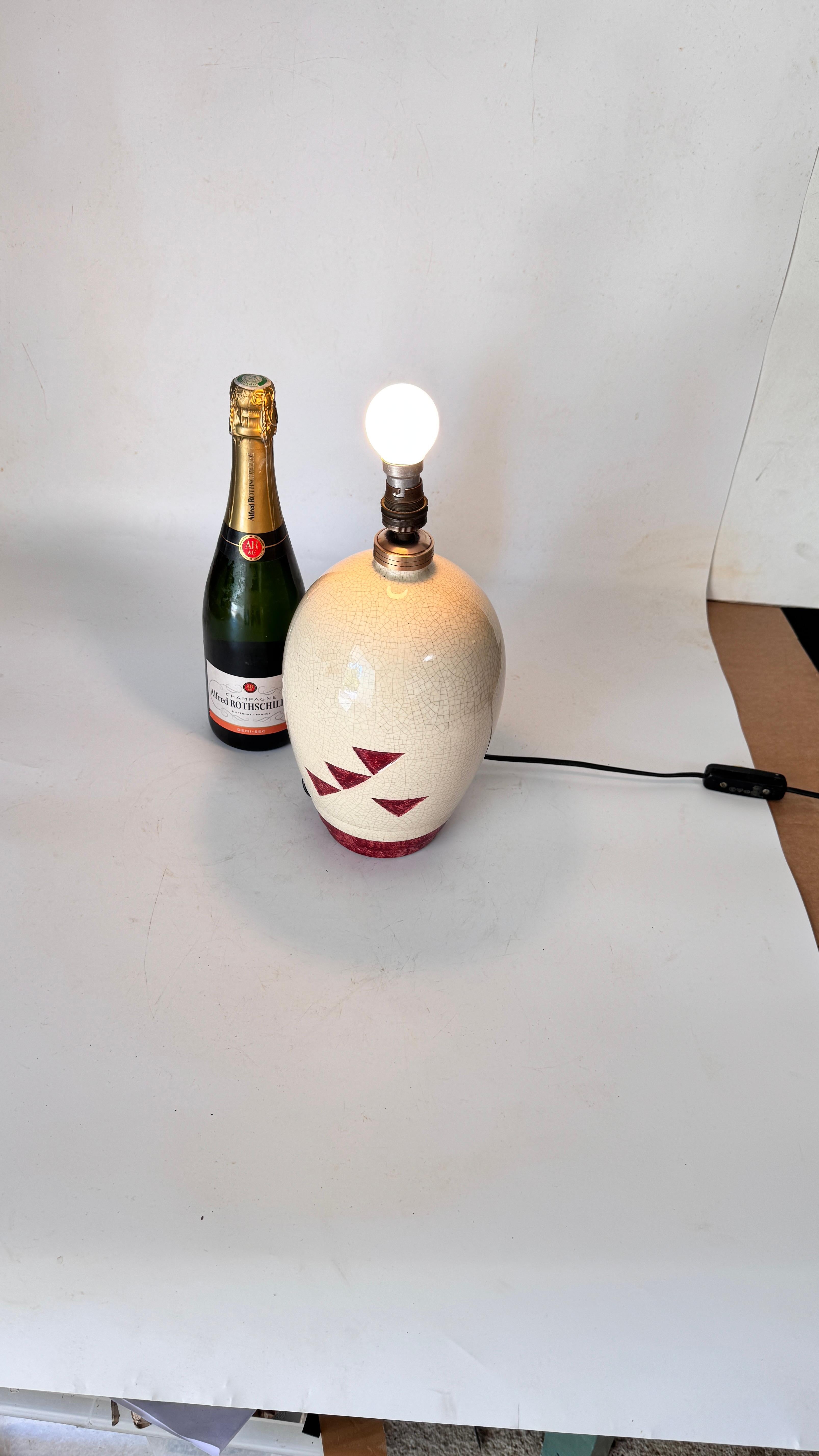 Français Lampe Art déco française des années 1930 en céramique craquelée et laiton  Motifs géométriques rouges en vente