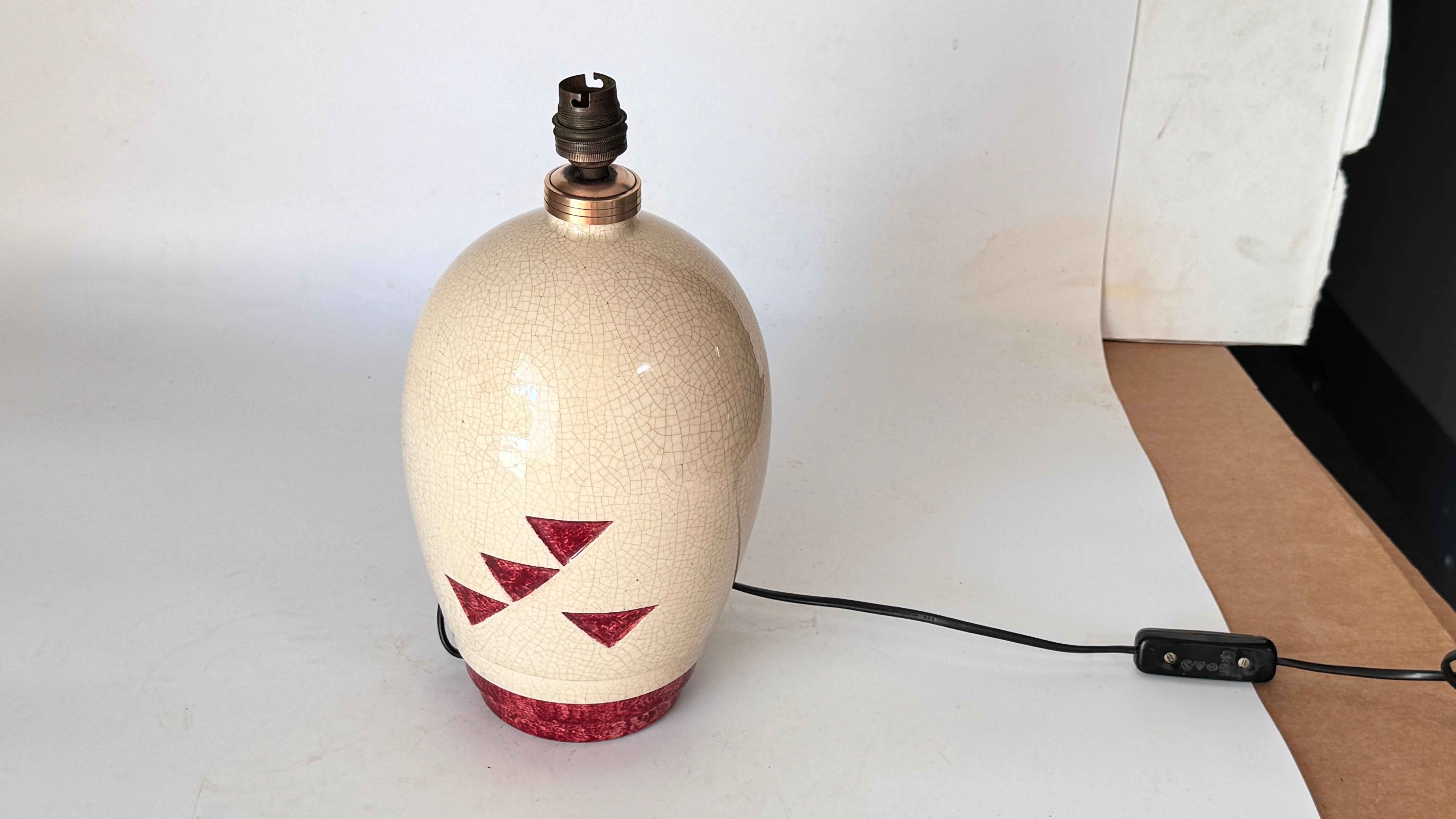 Lampe Art déco française des années 1930 en céramique craquelée et laiton  Motifs géométriques rouges Bon état - En vente à Auribeau sur Siagne, FR