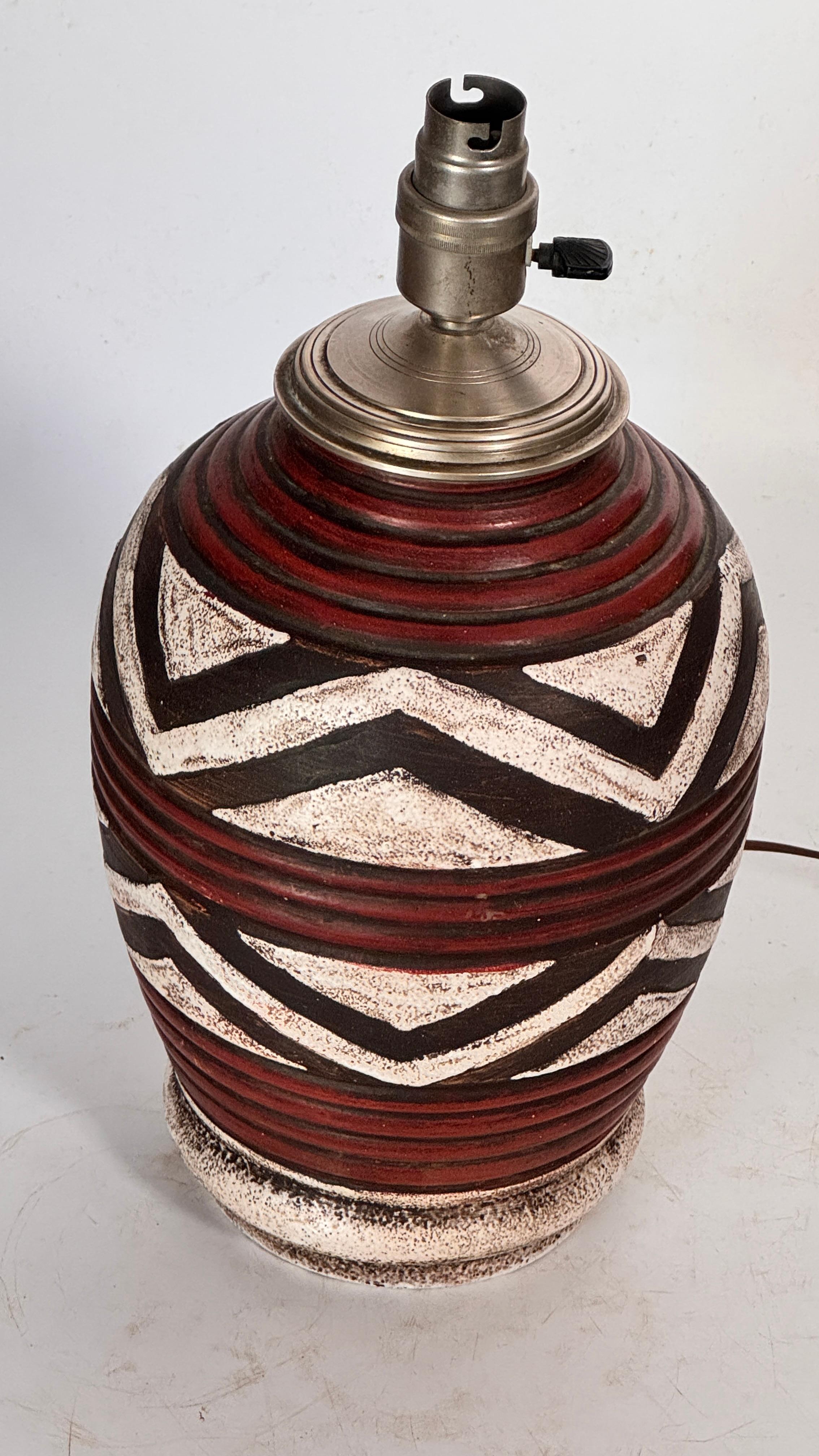 Francese Lampada Art Deco francese degli anni '30 in ceramica screpolata e ottone  Motivi geometrici rossi in vendita