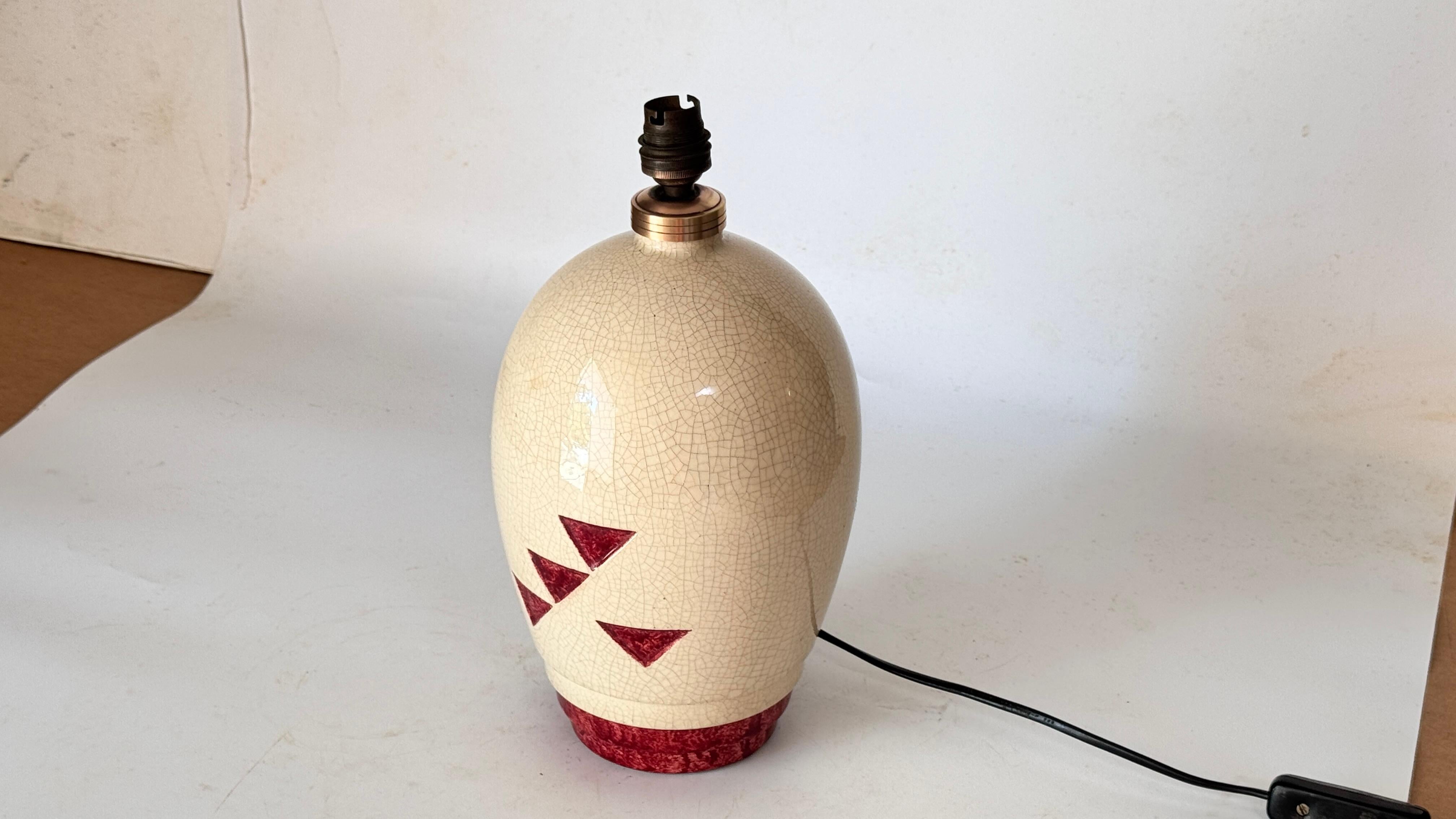 Milieu du XXe siècle Lampe Art déco française des années 1930 en céramique craquelée et laiton  Motifs géométriques rouges en vente