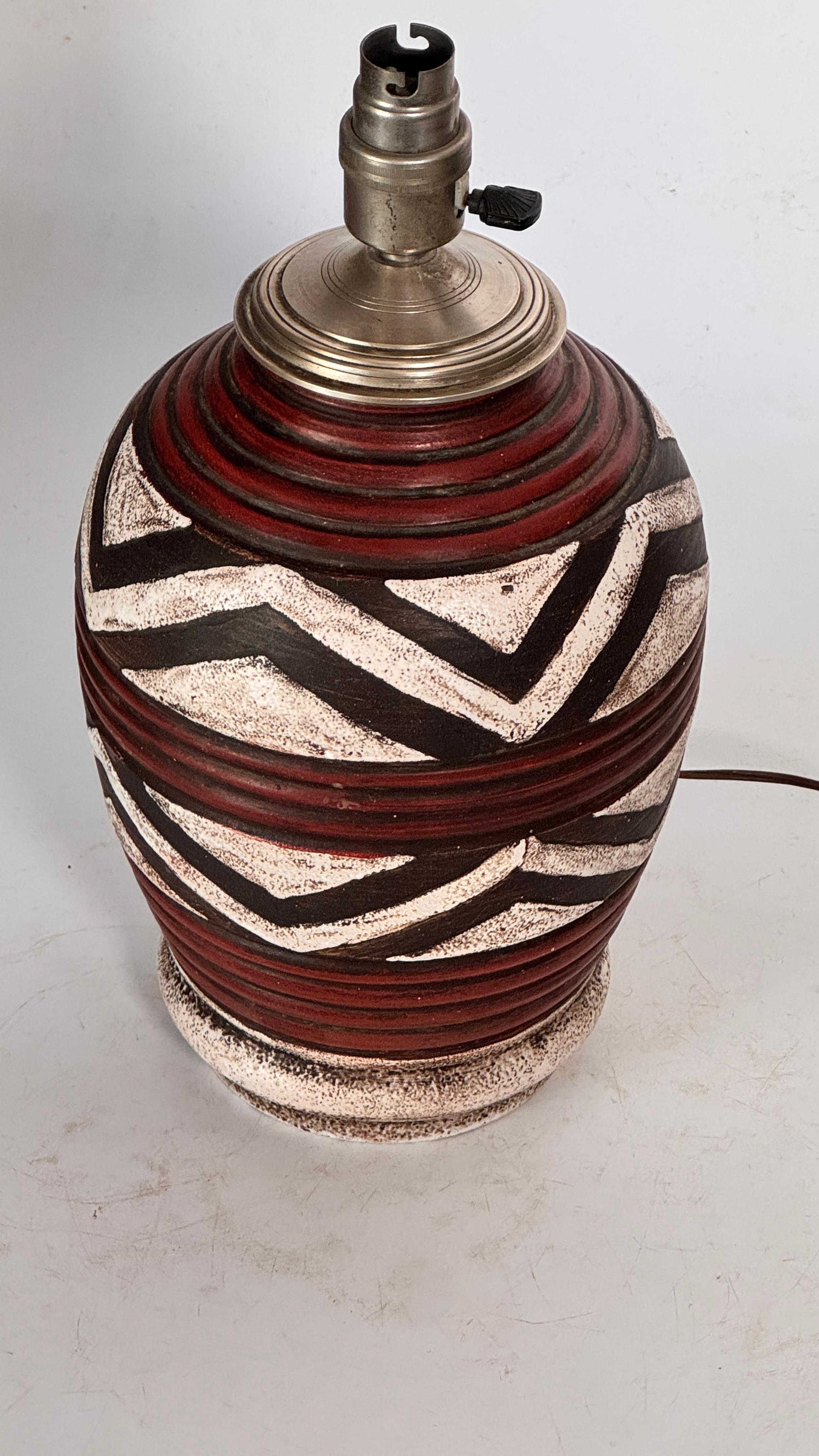 Lampada Art Deco francese degli anni '30 in ceramica screpolata e ottone  Motivi geometrici rossi In condizioni buone in vendita a Auribeau sur Siagne, FR