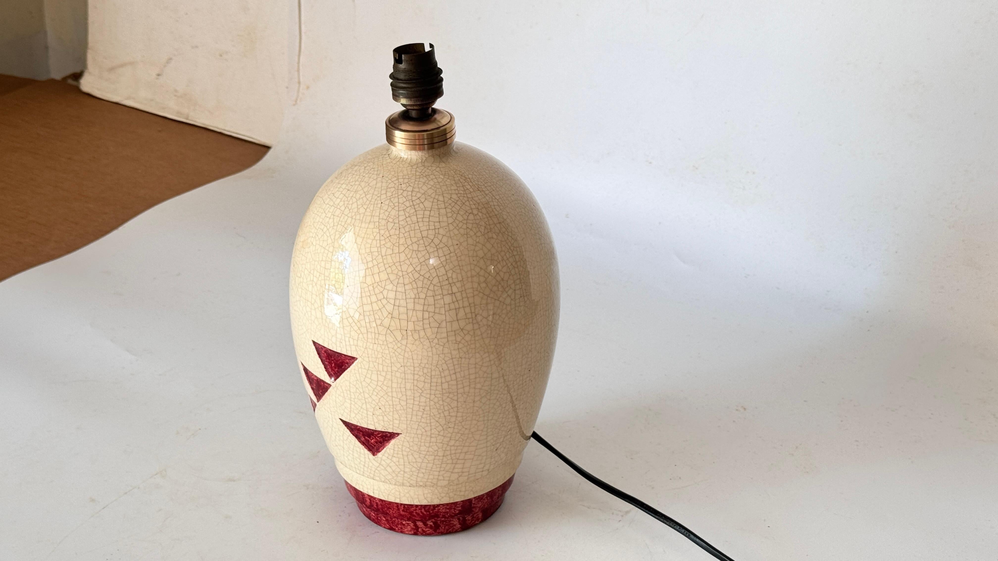 Céramique Lampe Art déco française des années 1930 en céramique craquelée et laiton  Motifs géométriques rouges en vente