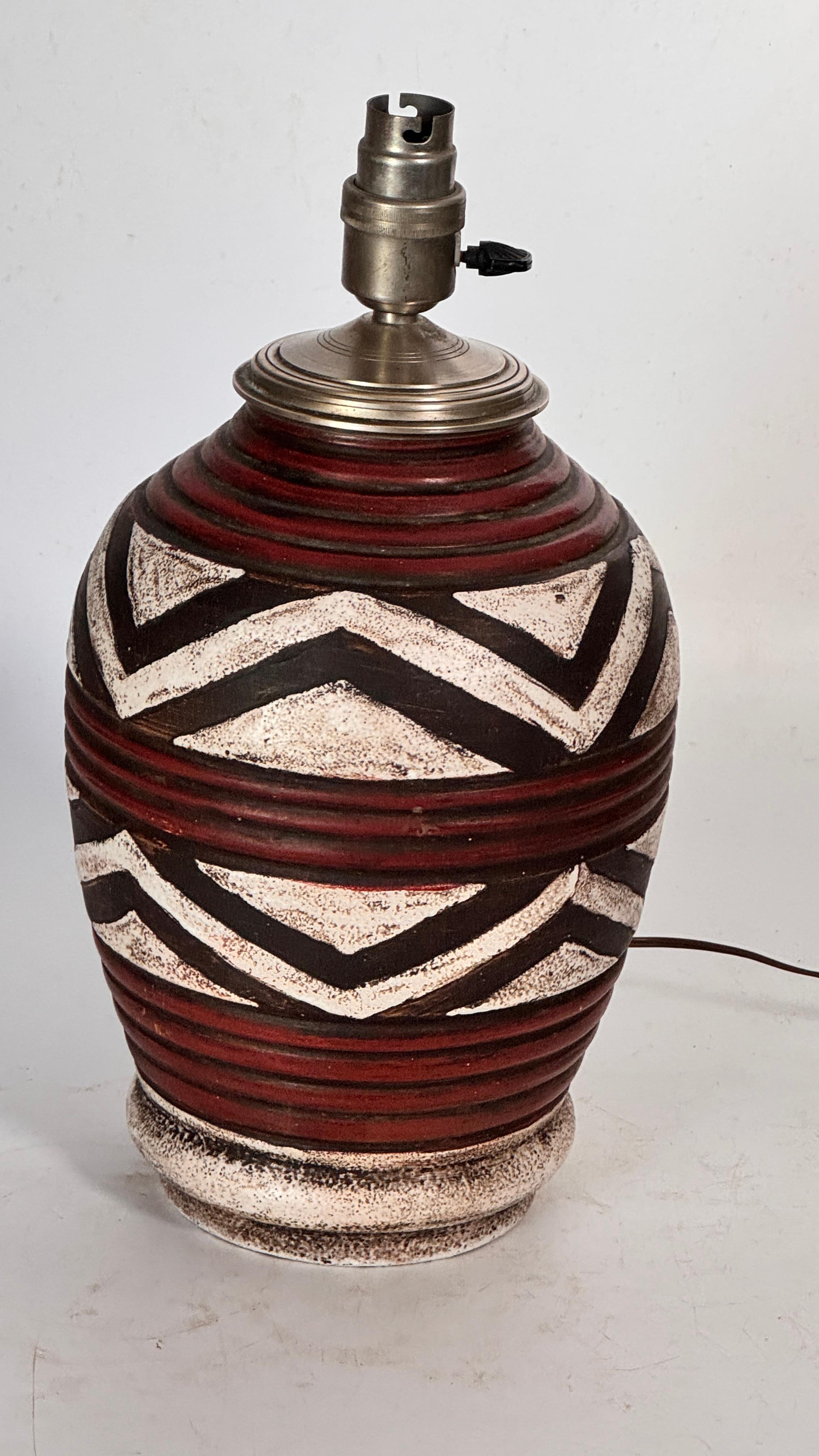 Metà XX secolo Lampada Art Deco francese degli anni '30 in ceramica screpolata e ottone  Motivi geometrici rossi in vendita