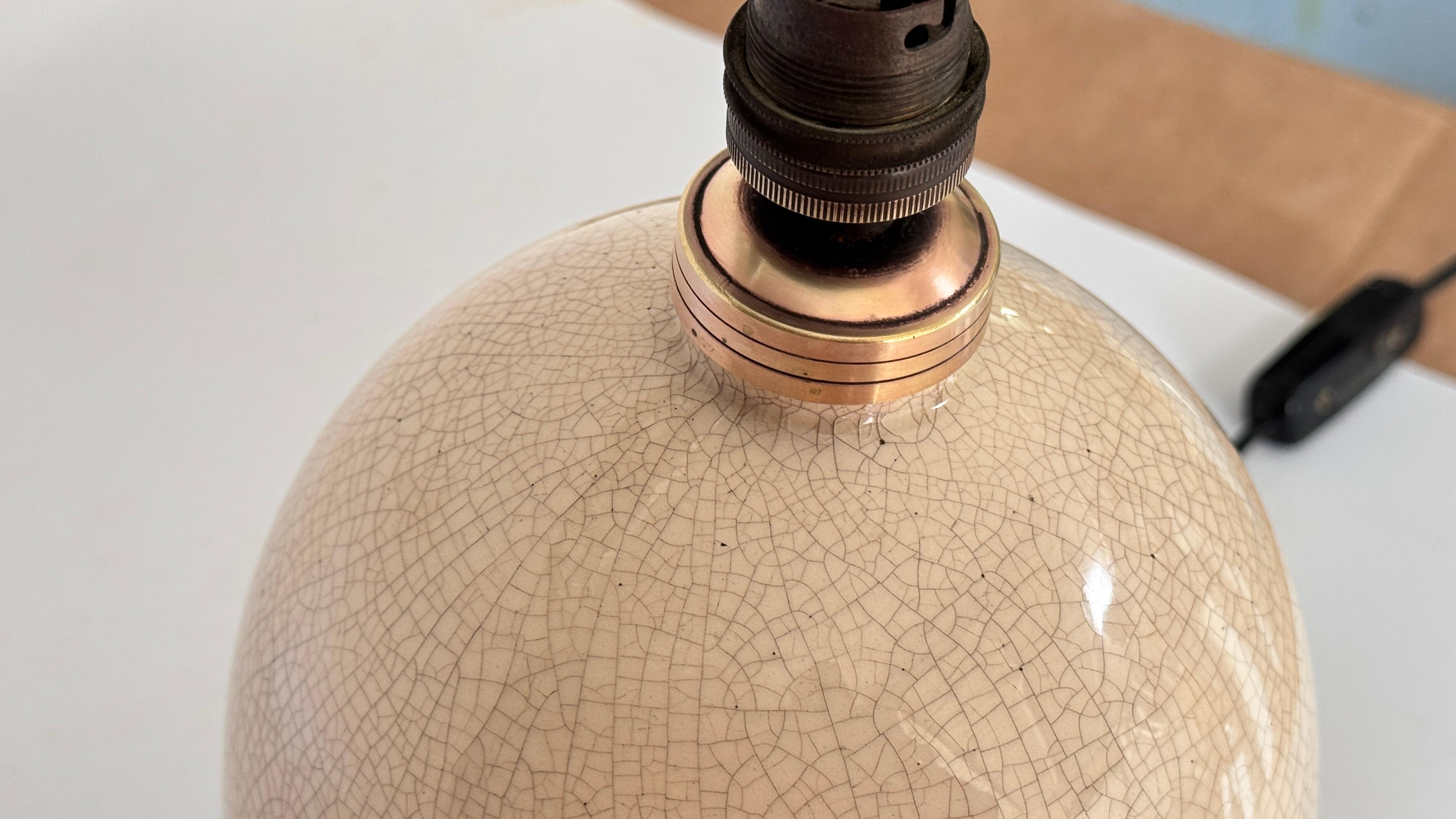 Lampe Art déco française des années 1930 en céramique craquelée et laiton  Motifs géométriques rouges en vente 1