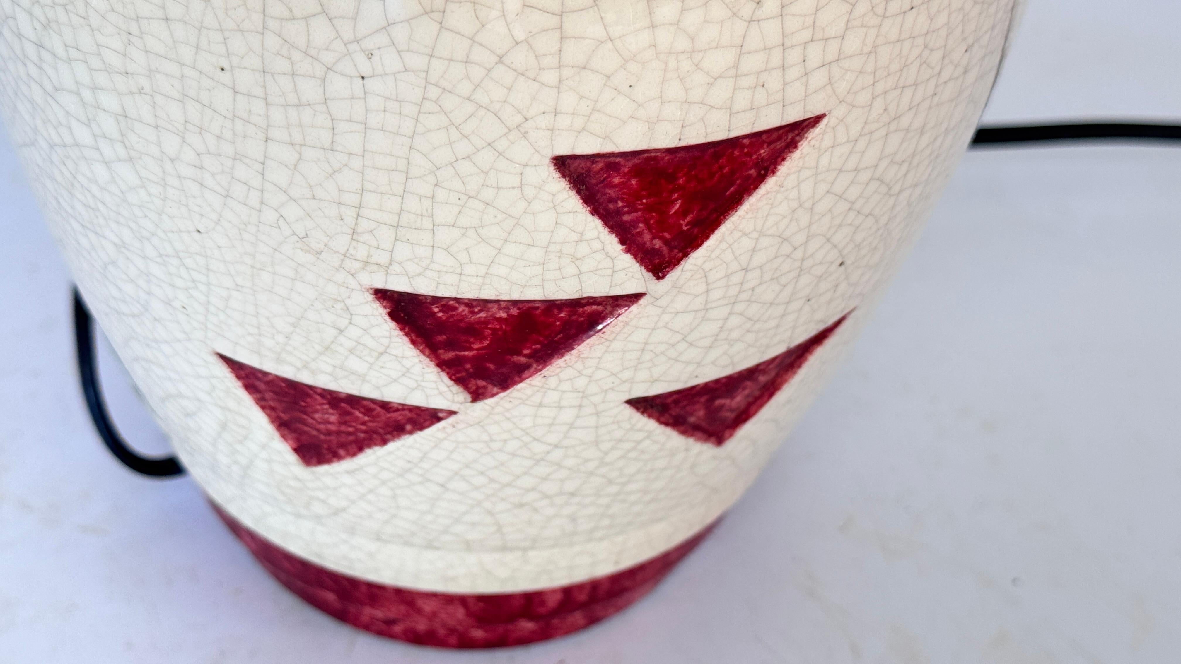 Lampe Art déco française des années 1930 en céramique craquelée et laiton  Motifs géométriques rouges en vente 2