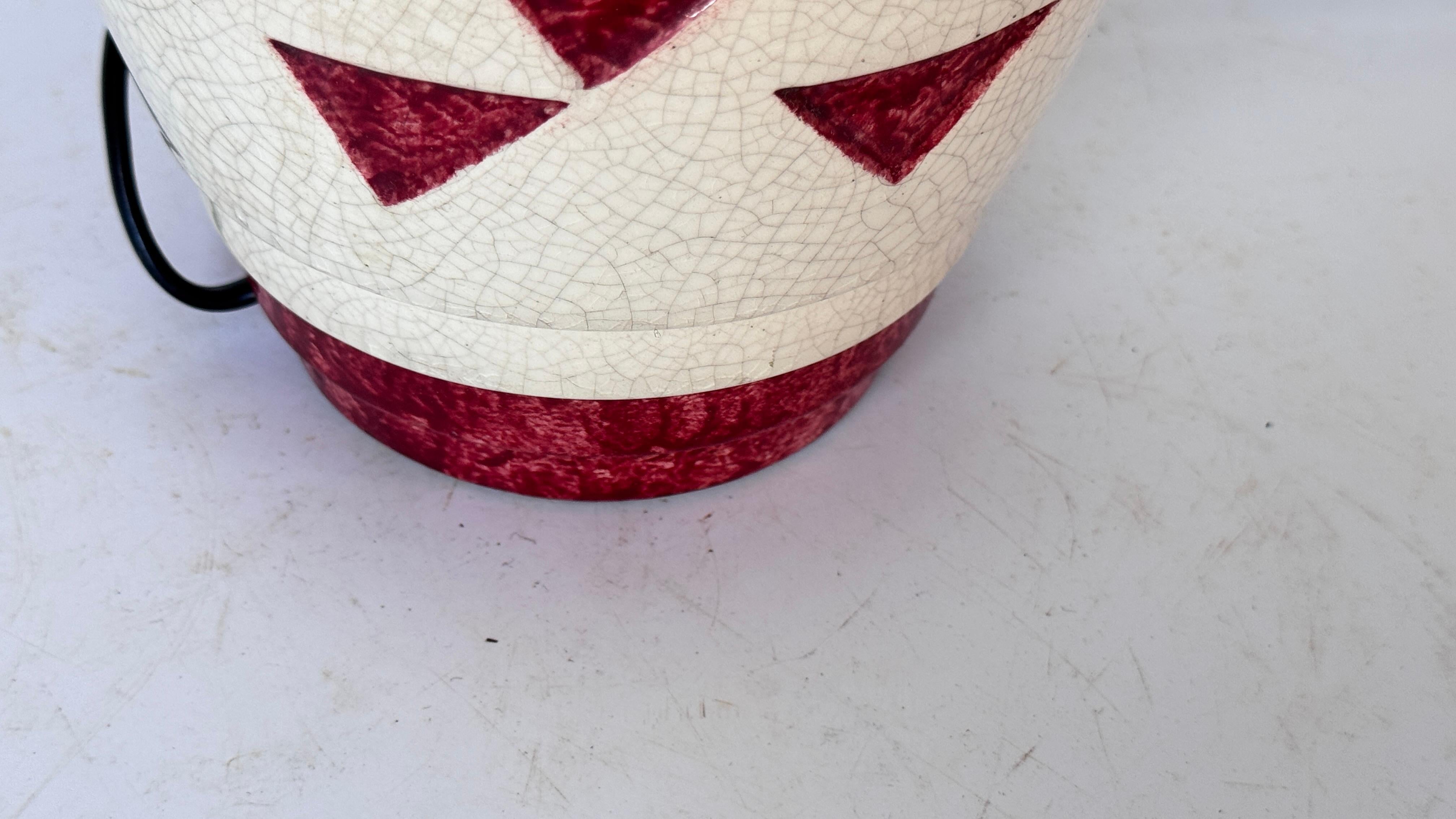 Lampe Art déco française des années 1930 en céramique craquelée et laiton  Motifs géométriques rouges en vente 3