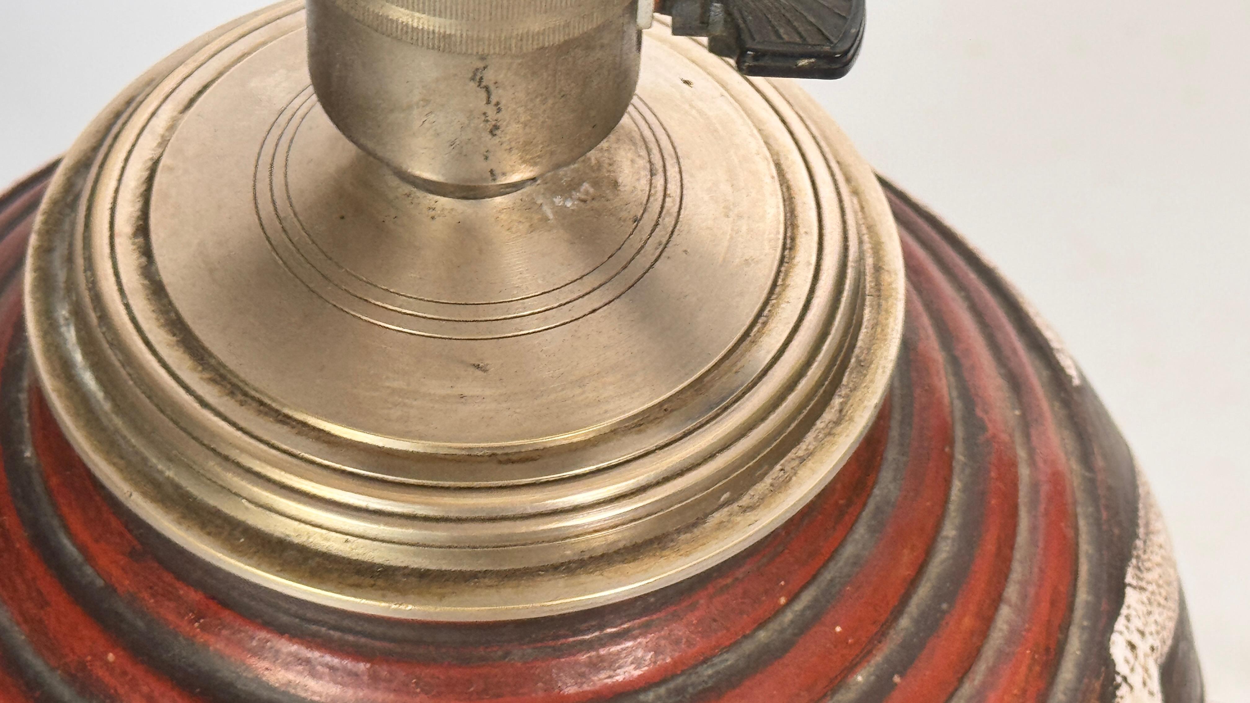 Lampada Art Deco francese degli anni '30 in ceramica screpolata e ottone  Motivi geometrici rossi in vendita 2