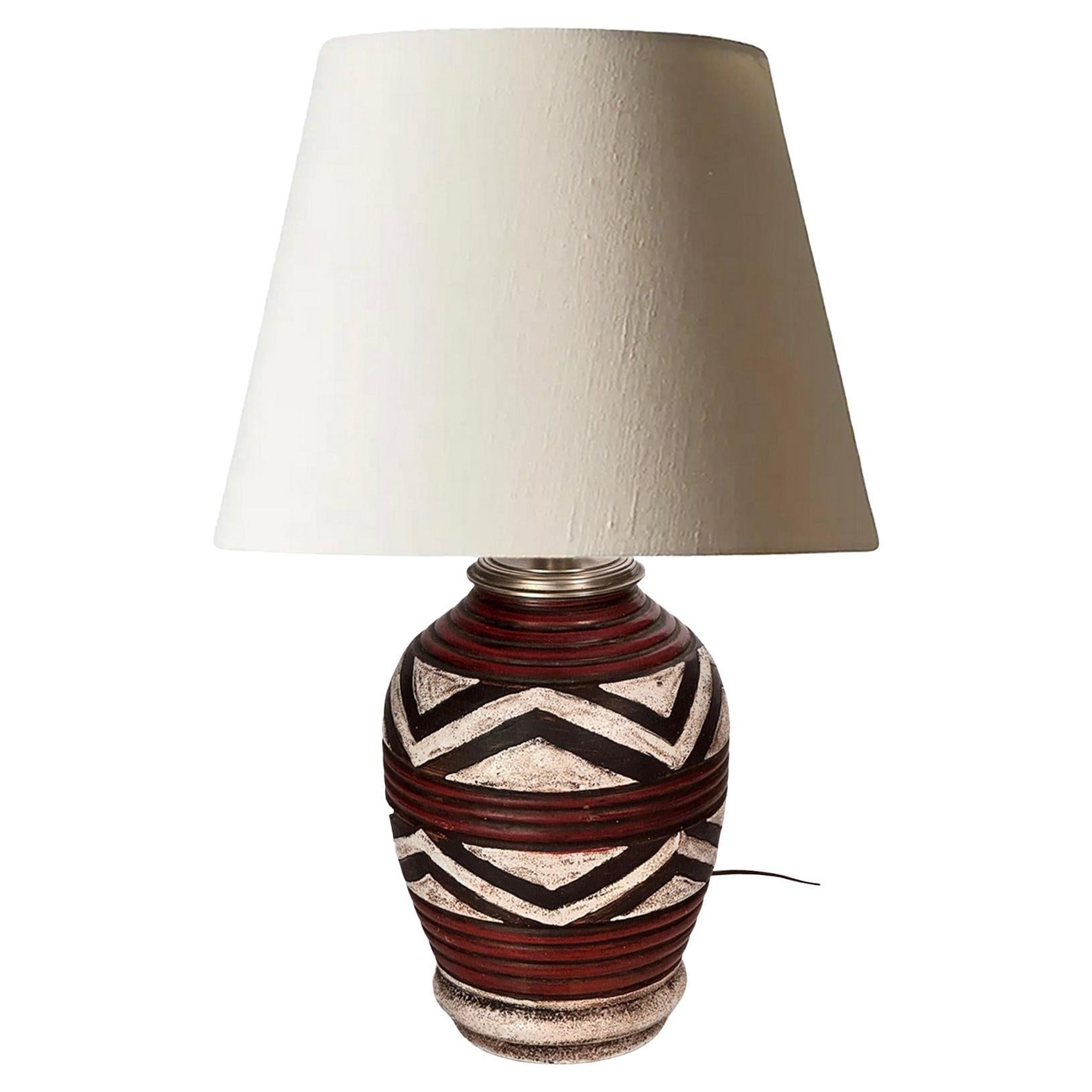 Lampada Art Deco francese degli anni '30 in ceramica screpolata e ottone  Motivi geometrici rossi in vendita