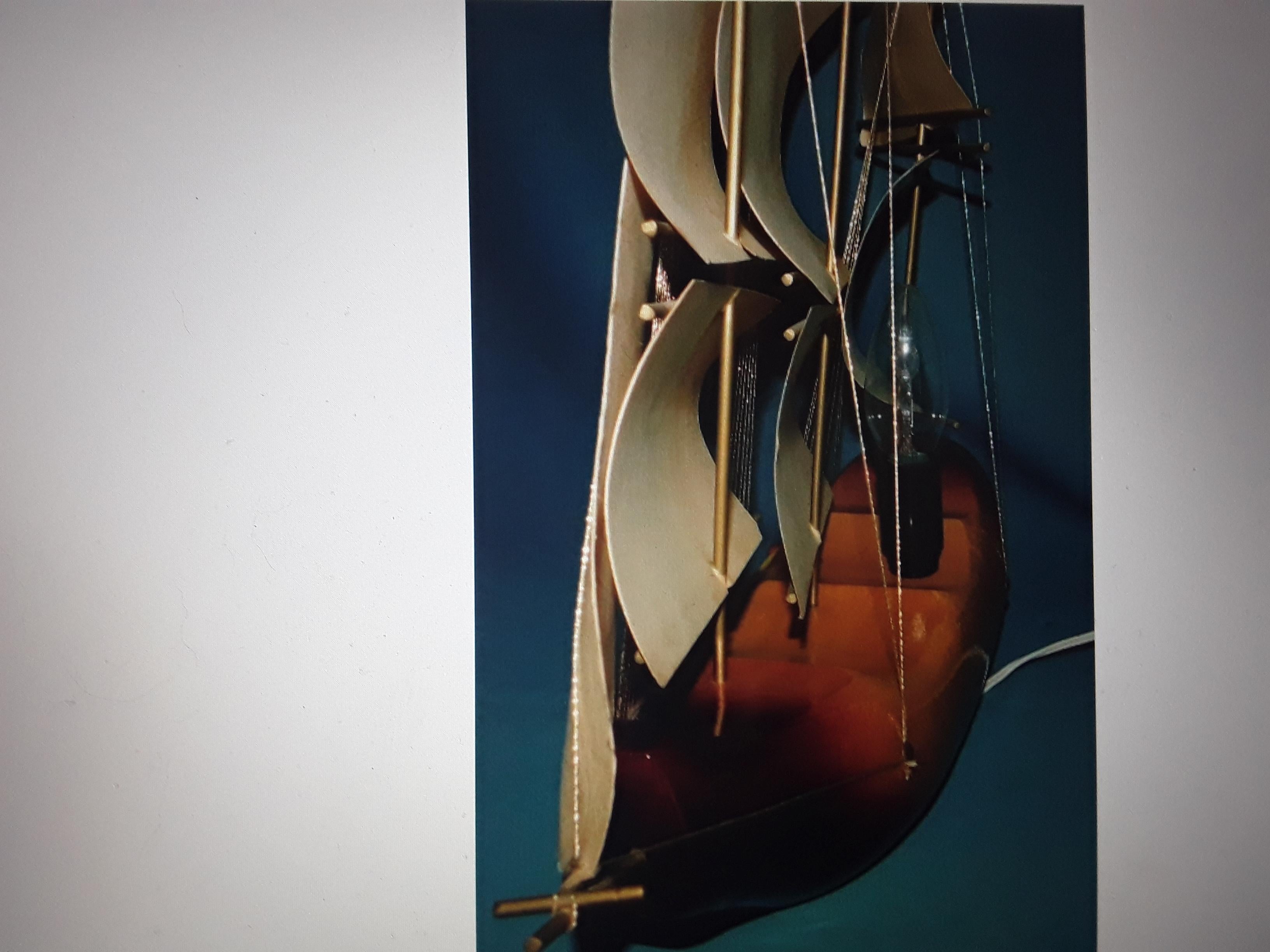 Français Lampe d'appoint à poser en bois sculpté pour bateau/ navire/ galeon Art Déco français des années 1930 en vente
