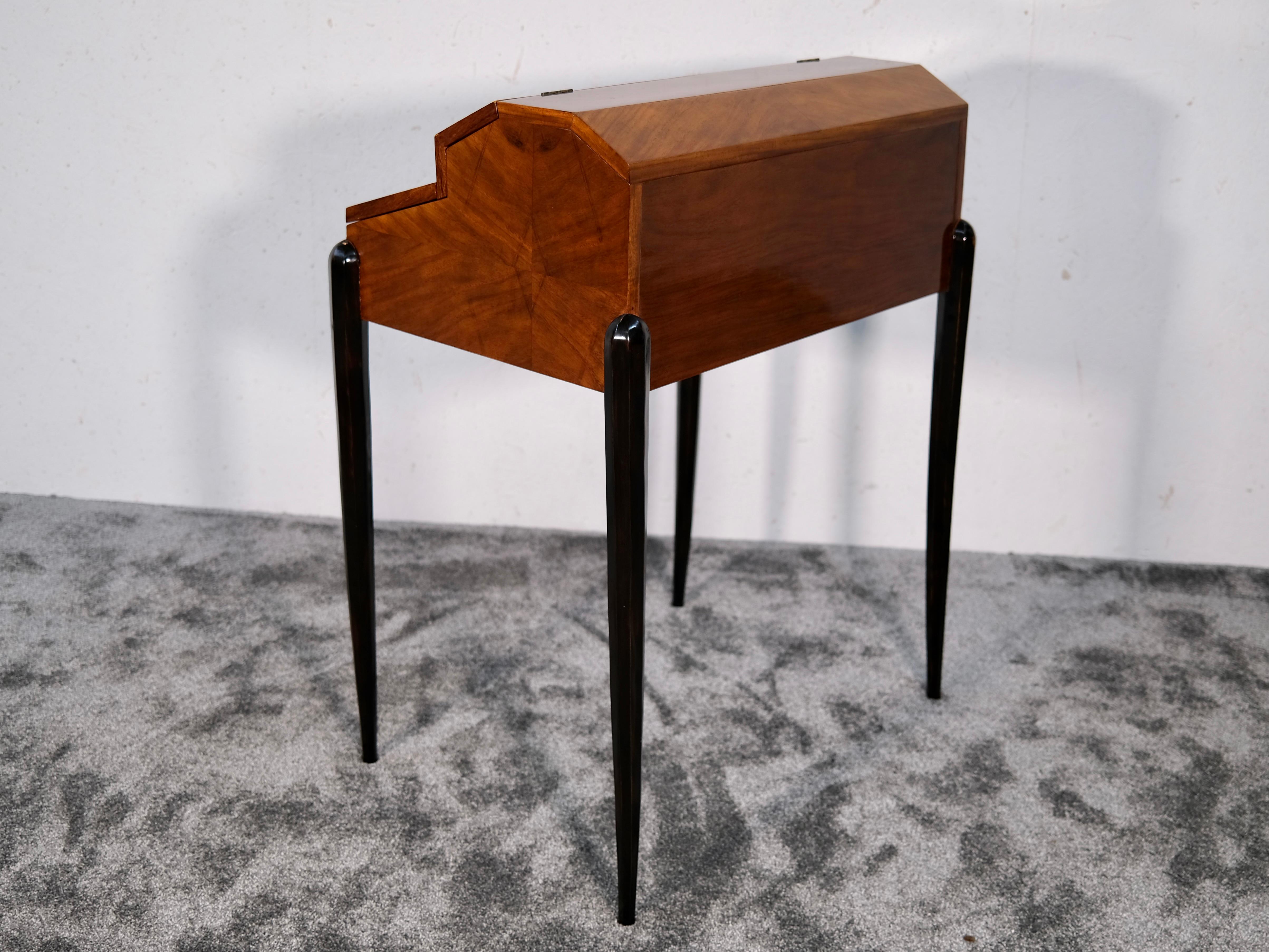 Scrivania in mogano Art Deco francese degli anni '30 a linee geometriche su gambe affusolate in vendita 2