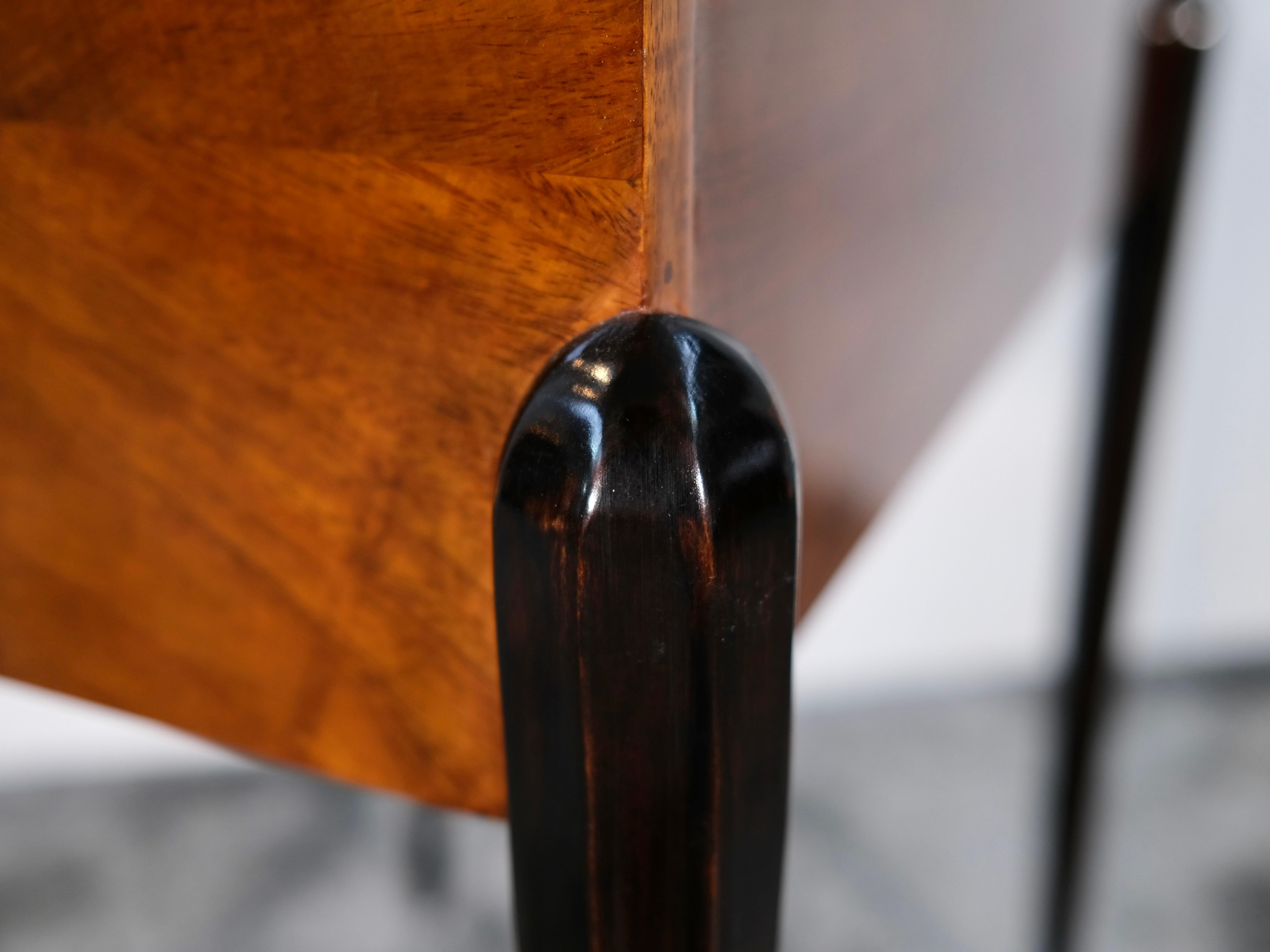 Scrivania in mogano Art Deco francese degli anni '30 a linee geometriche su gambe affusolate in vendita 4
