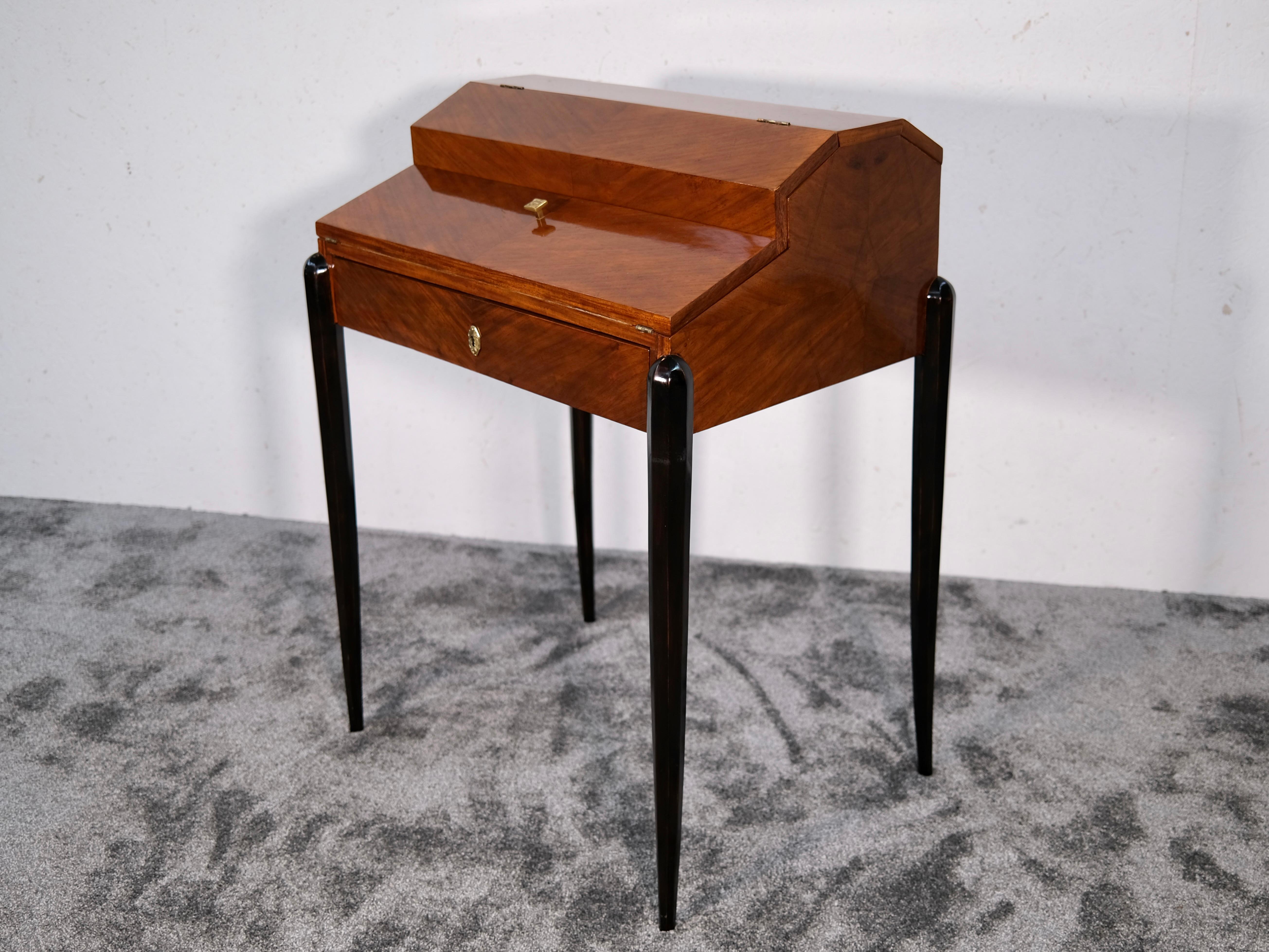 Elegante scrivania Art Deco - Francese, anni '30

Entra nella raffinatezza senza tempo degli anni '30 con questa scrivania francese Art Deco meticolosamente restaurata. Caratterizzato da un audace design geometrico ammorbidito da una raffinata