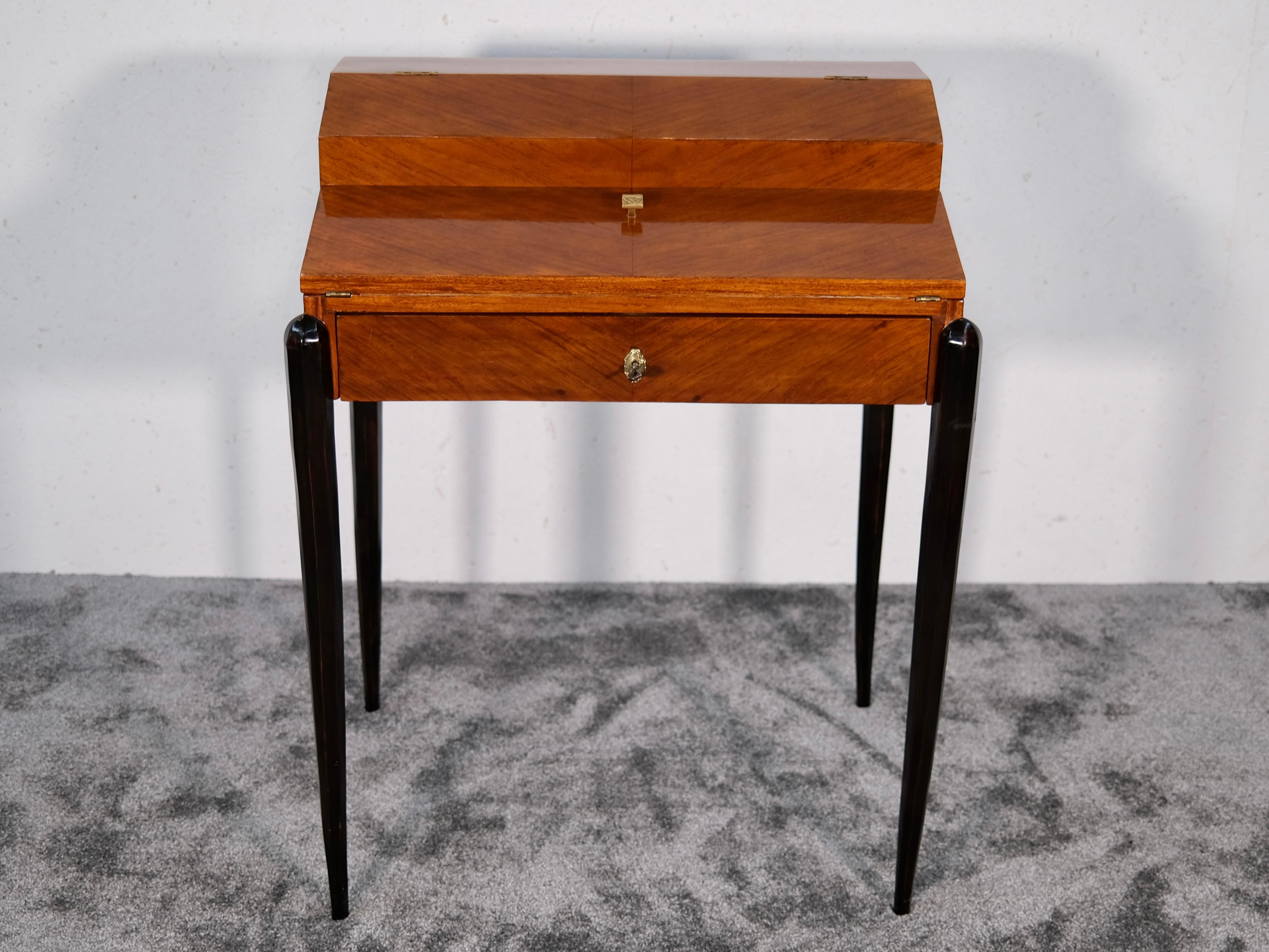 Scrivania in mogano Art Deco francese degli anni '30 a linee geometriche su gambe affusolate In condizioni buone in vendita a Ulm, DE