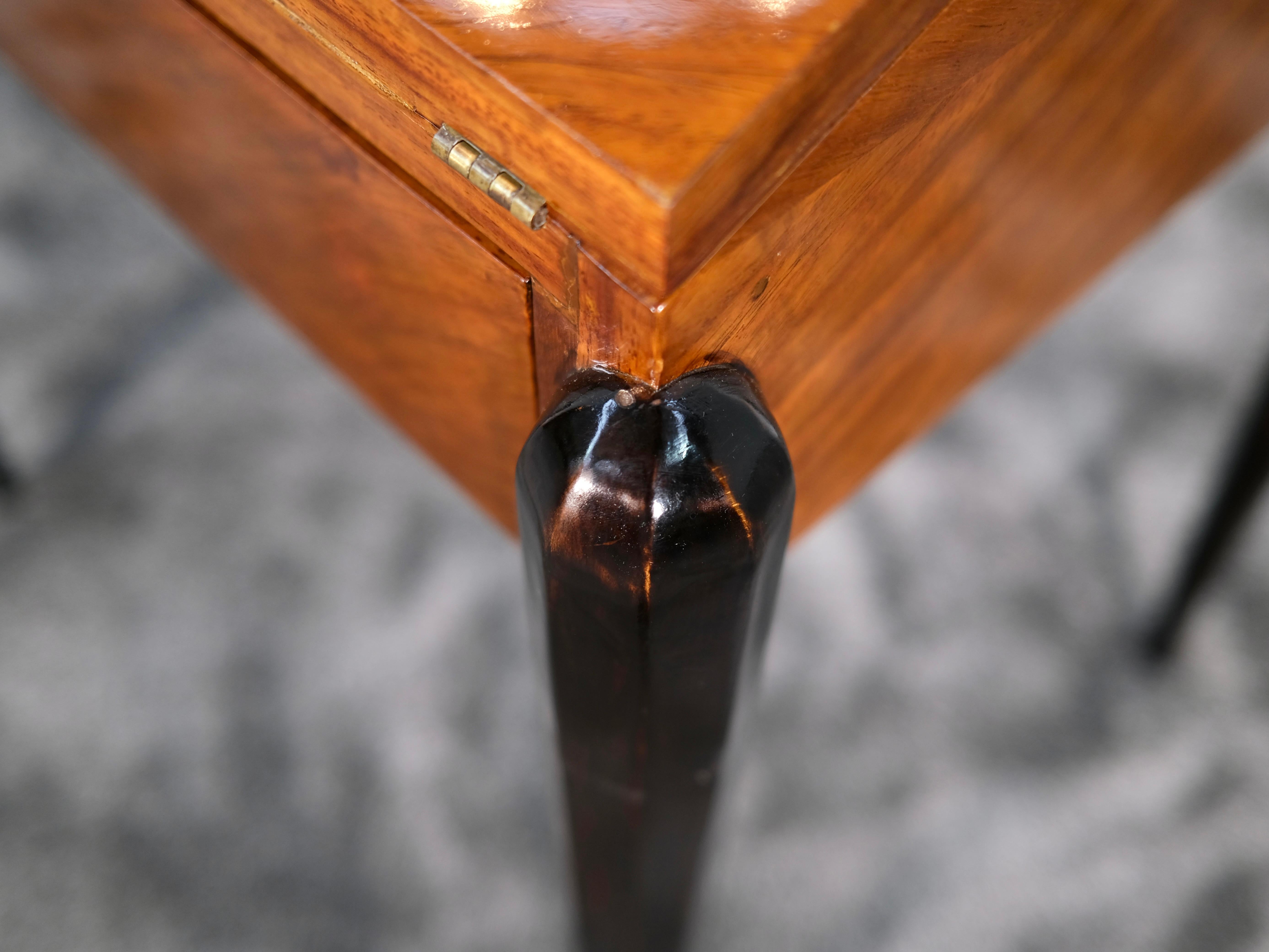 Scrivania in mogano Art Deco francese degli anni '30 a linee geometriche su gambe affusolate in vendita 1