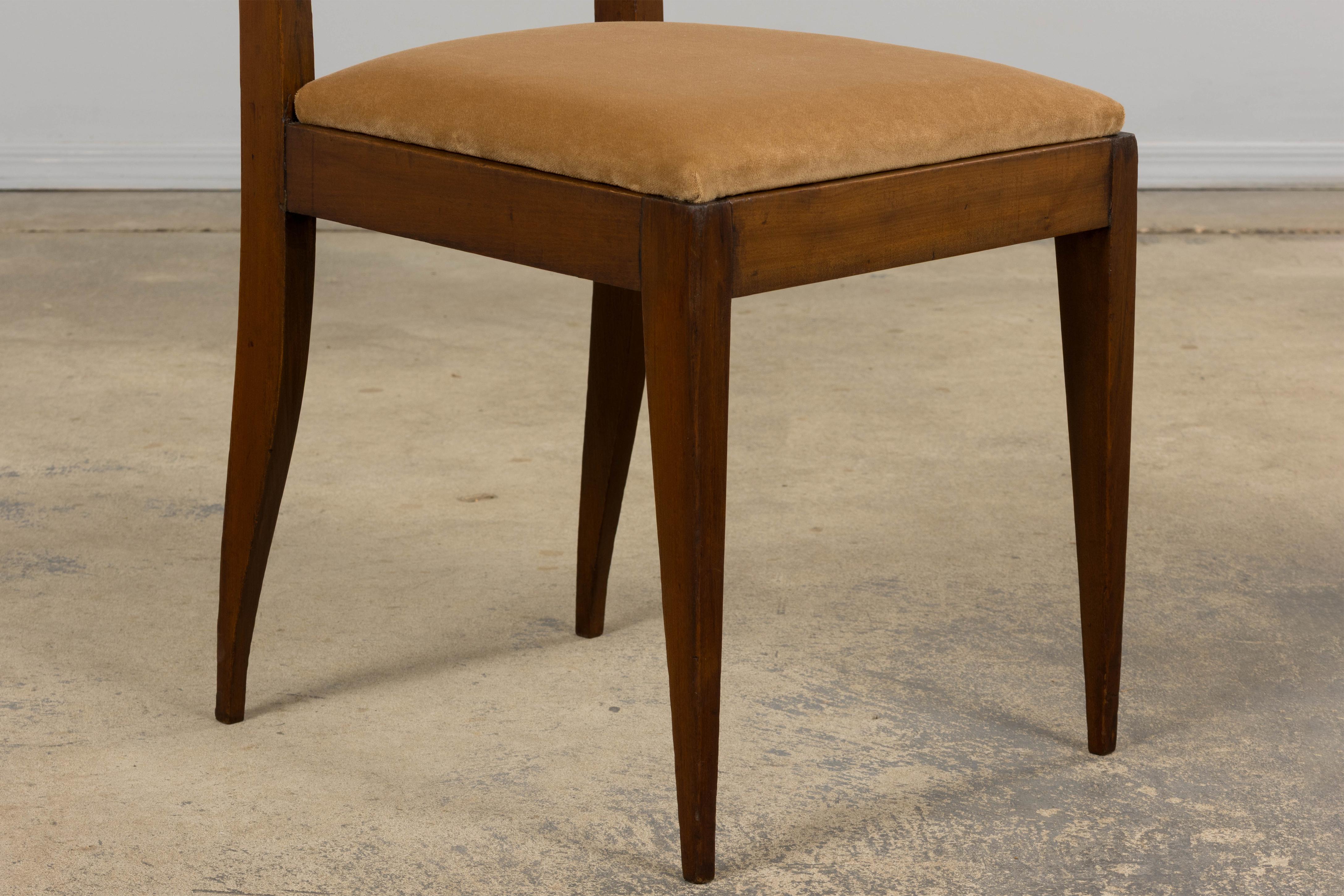 Sedie laterali in mogano Art Deco francese degli anni '30 con velluto beige - Una coppia in vendita 1
