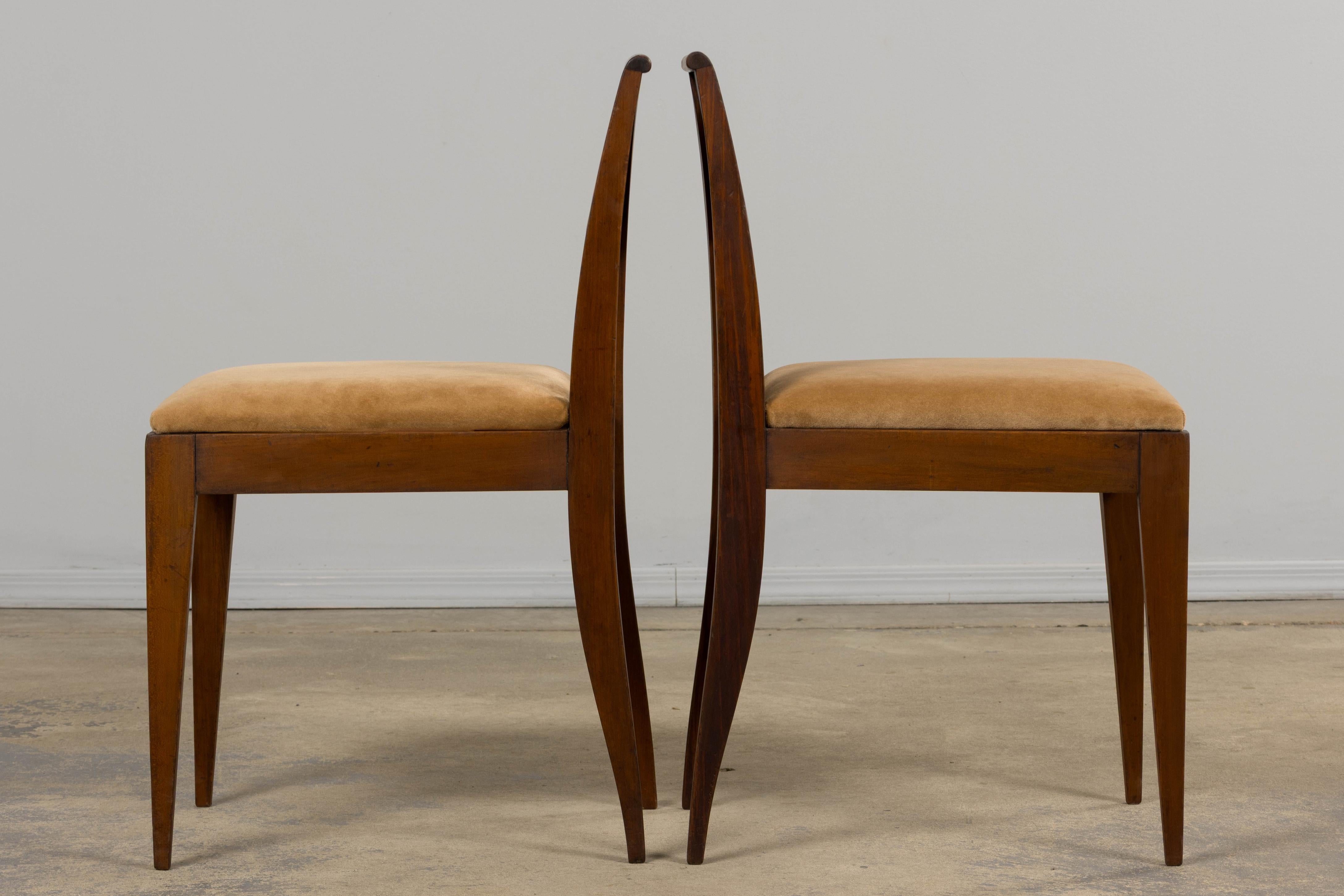Sedie laterali in mogano Art Deco francese degli anni '30 con velluto beige - Una coppia in vendita 3