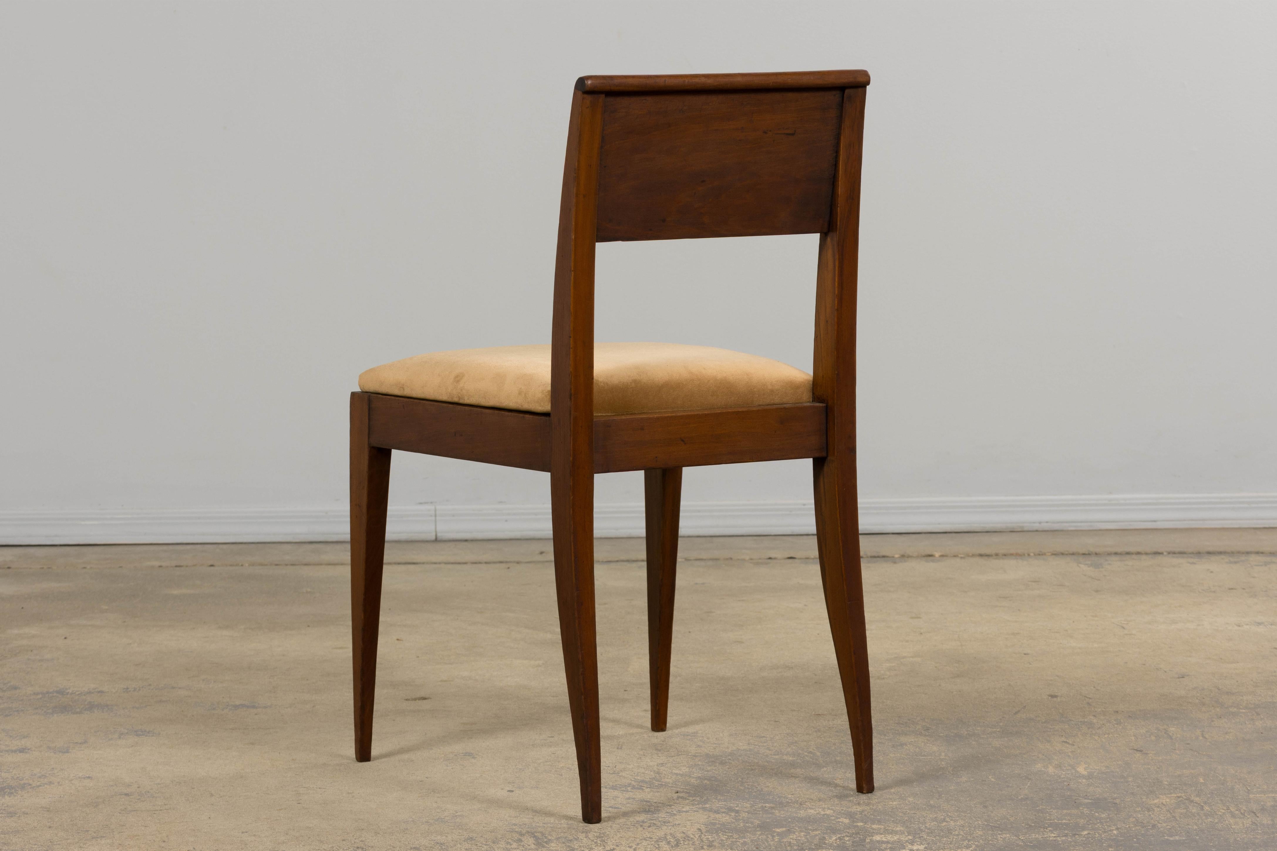 Sedie laterali in mogano Art Deco francese degli anni '30 con velluto beige - Una coppia in vendita 4