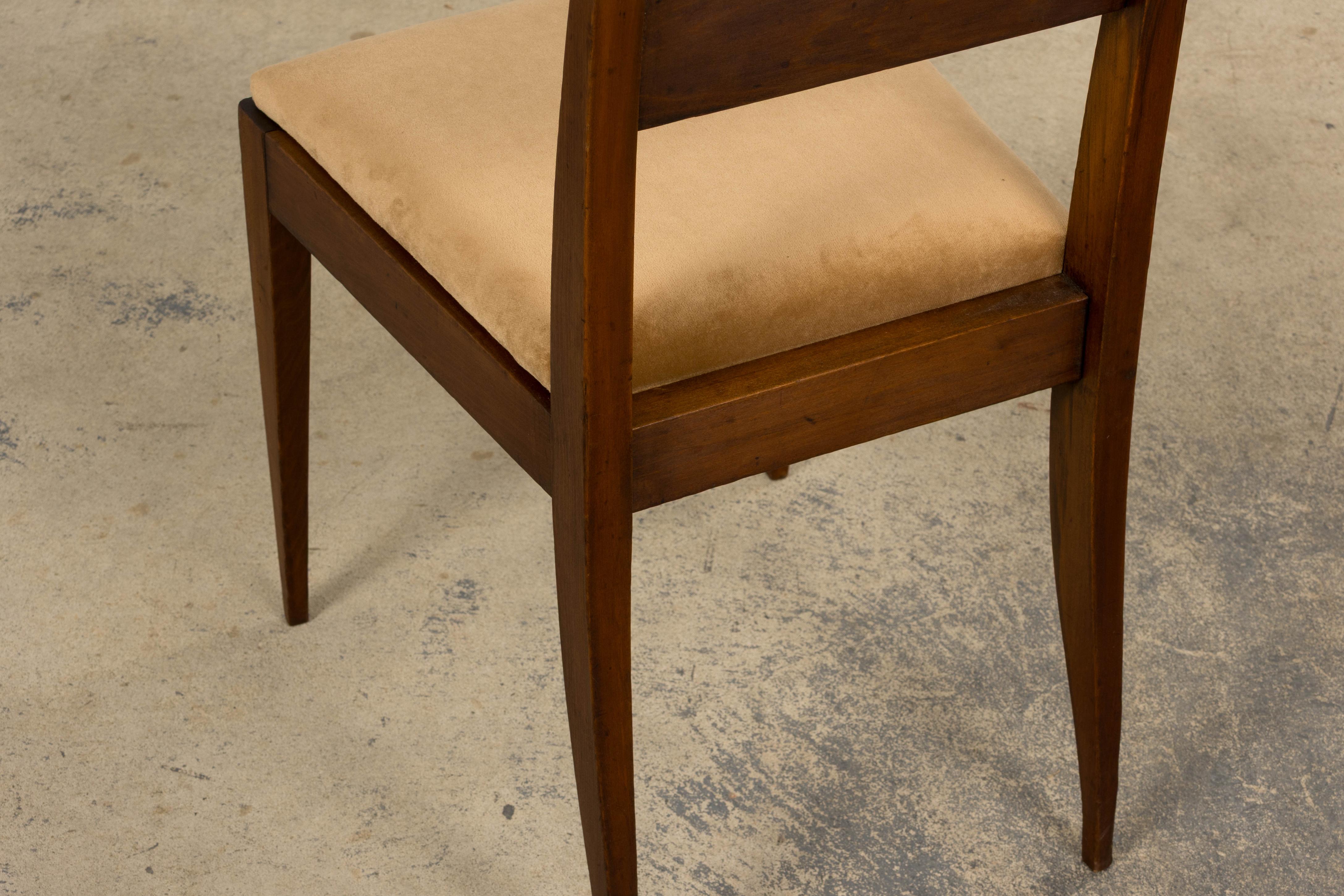 Sedie laterali in mogano Art Deco francese degli anni '30 con velluto beige - Una coppia in vendita 5
