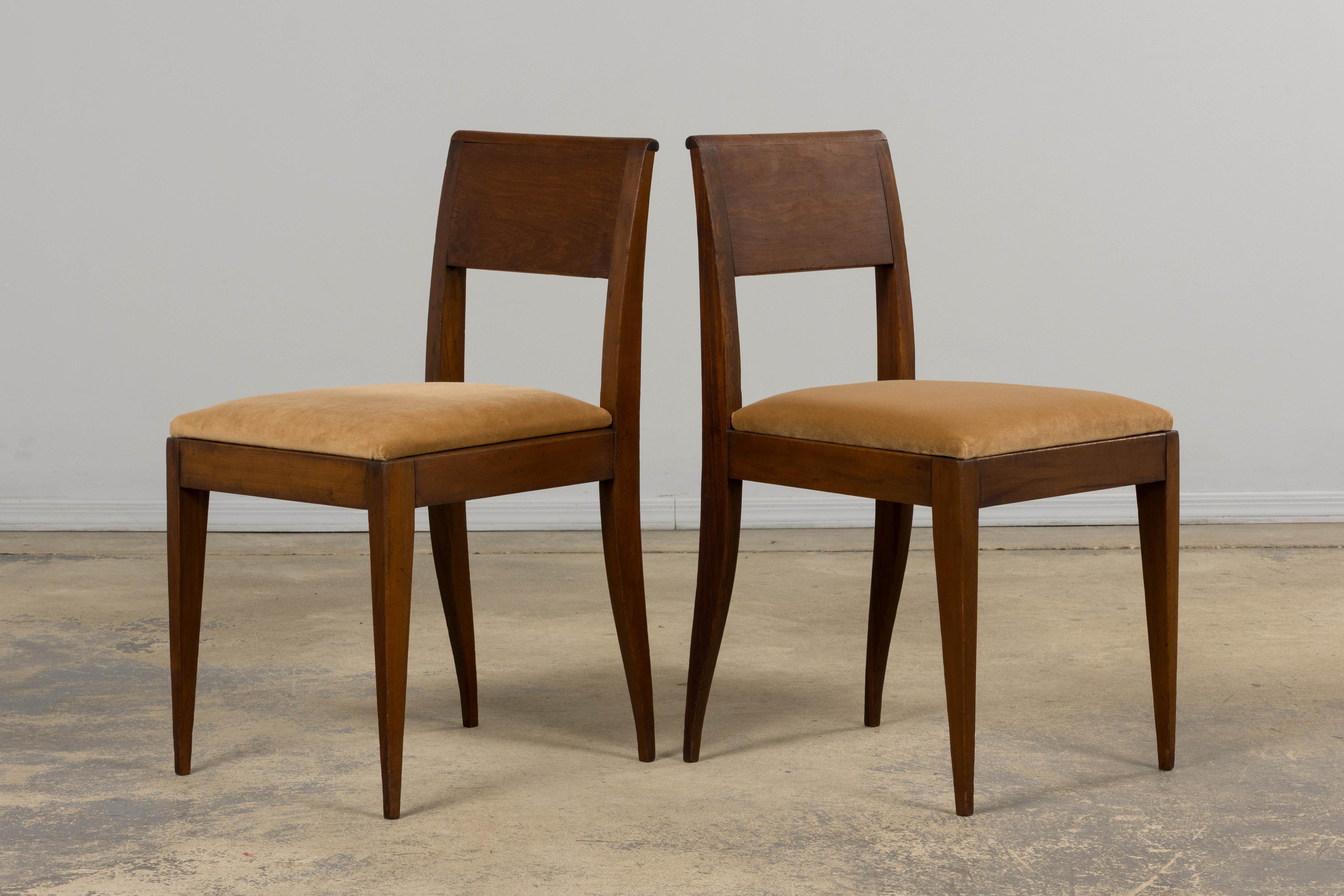 Sedie laterali in mogano Art Deco francese degli anni '30 con velluto beige - Una coppia in vendita 6