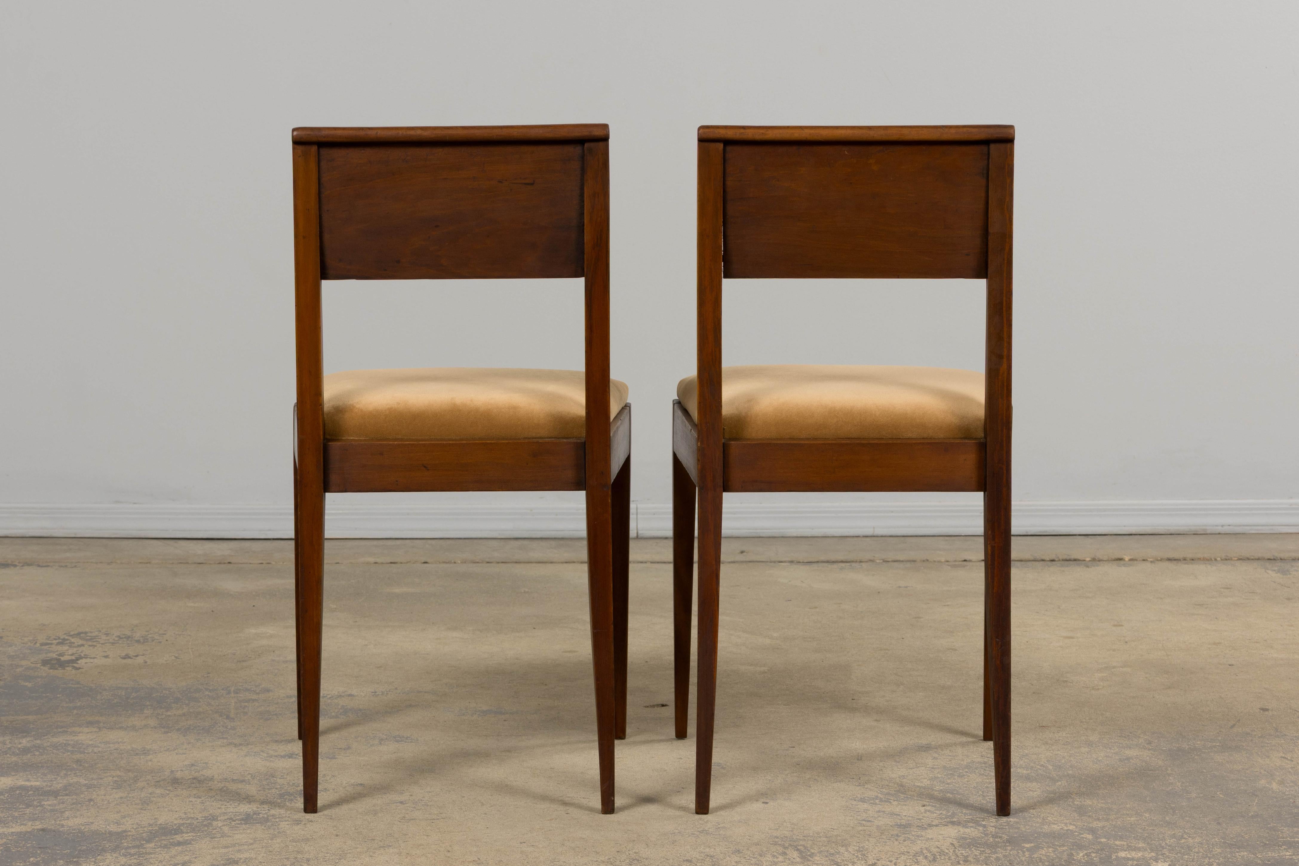 Sedie laterali in mogano Art Deco francese degli anni '30 con velluto beige - Una coppia in vendita 10