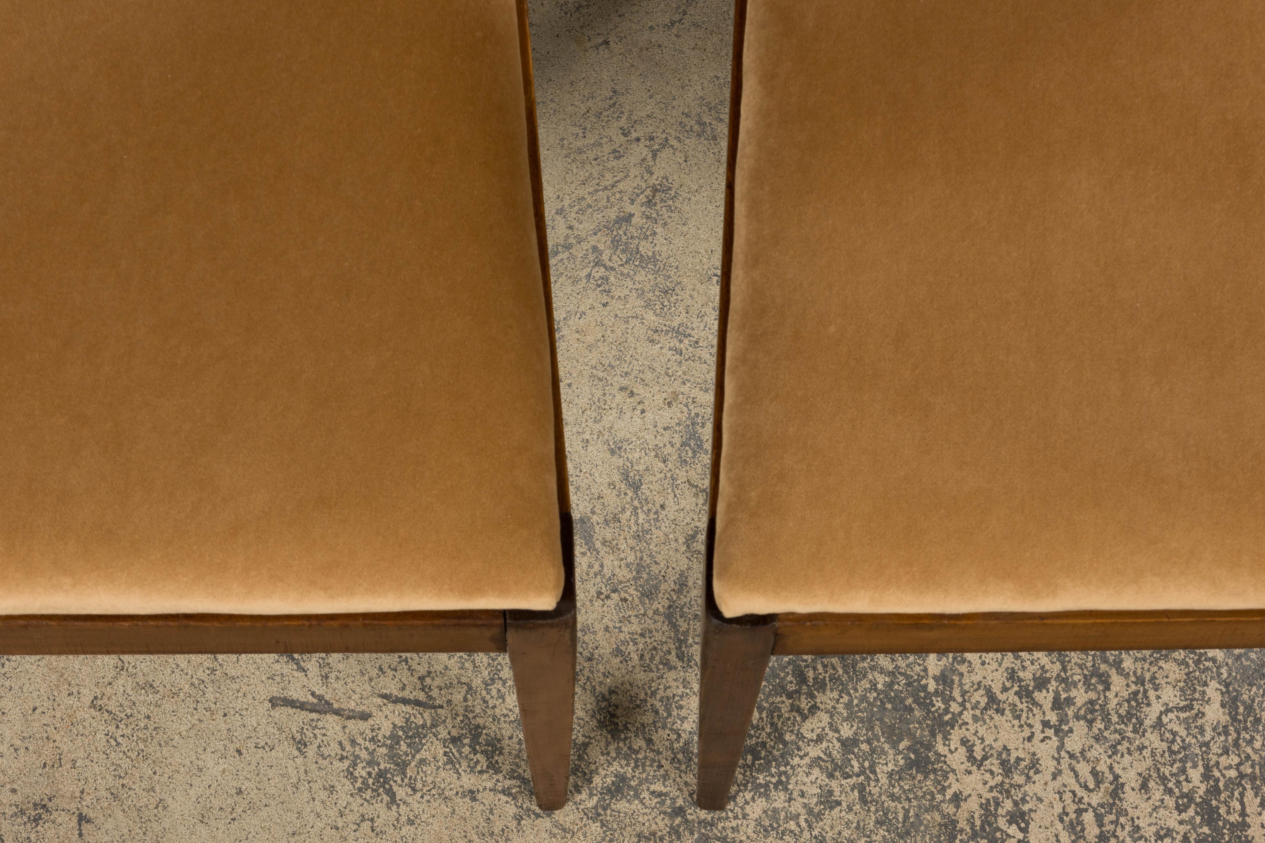 Francese Sedie laterali in mogano Art Deco francese degli anni '30 con velluto beige - Una coppia in vendita