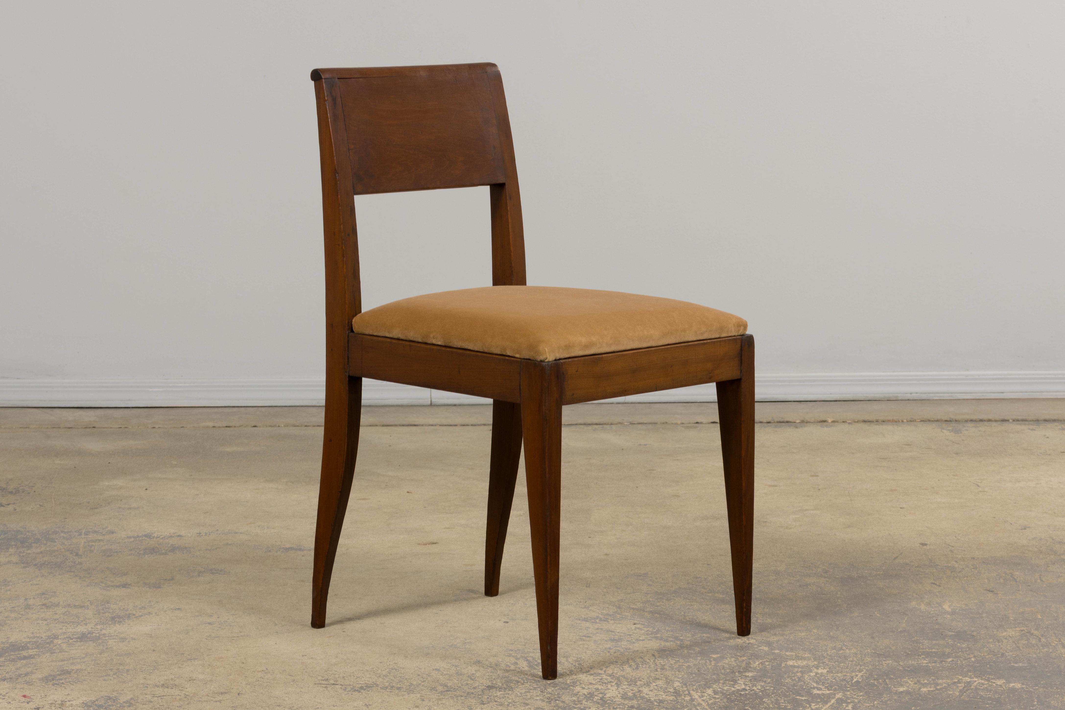 XX secolo Sedie laterali in mogano Art Deco francese degli anni '30 con velluto beige - Una coppia in vendita