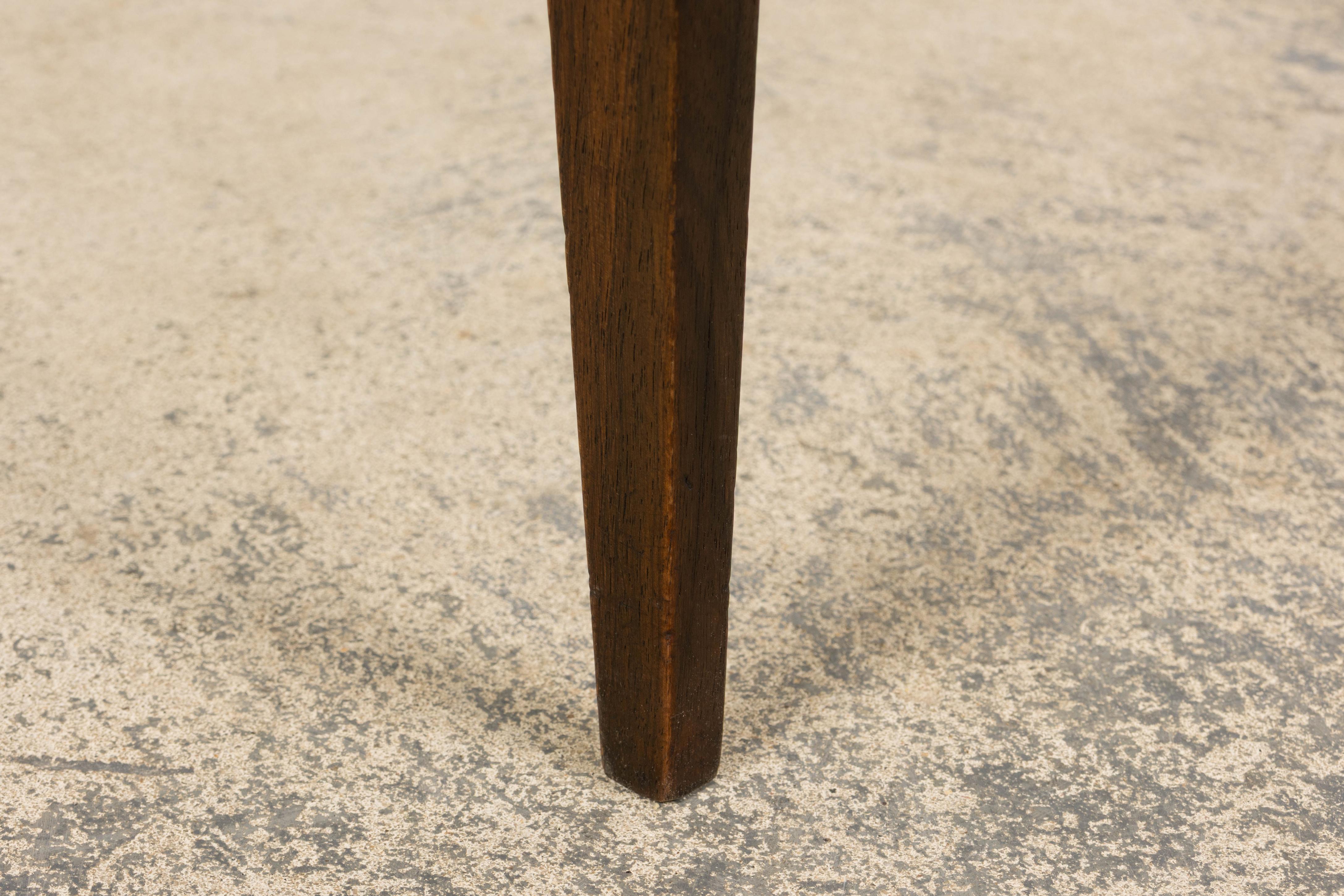 Sedie laterali in mogano Art Deco francese degli anni '30 con velluto color taupe - una coppia in vendita 2