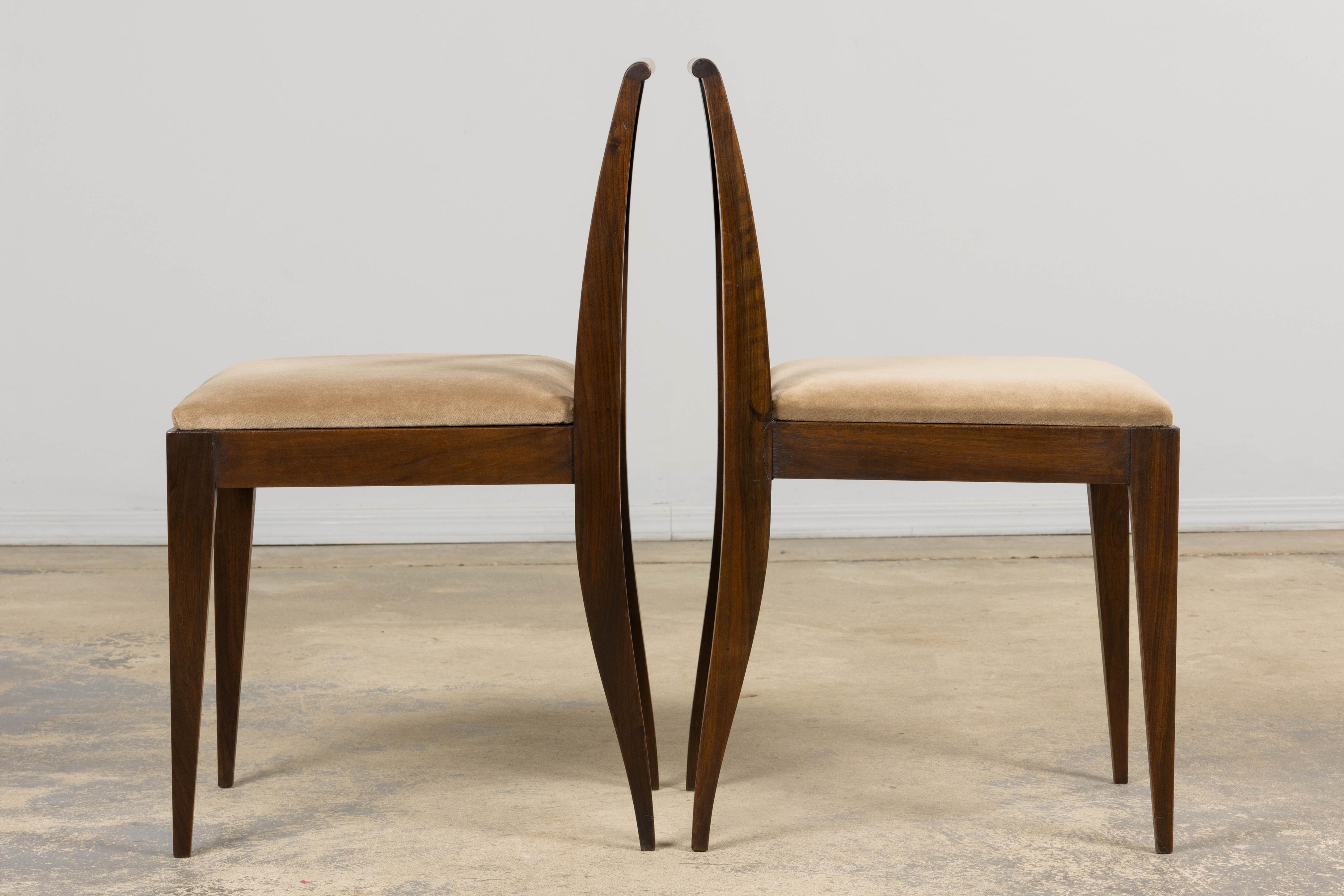 Sedie laterali in mogano Art Deco francese degli anni '30 con velluto color taupe - una coppia in vendita 3