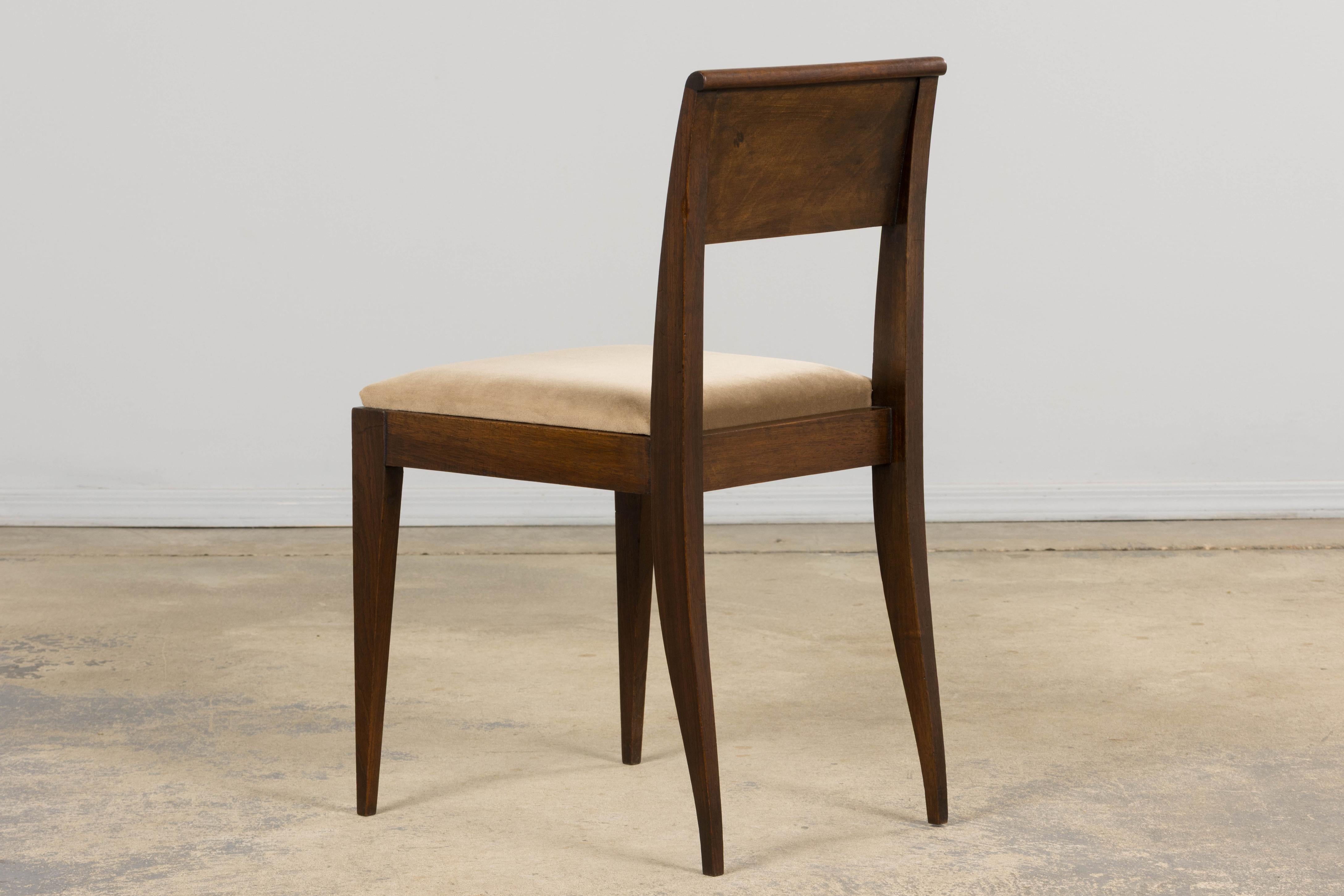 Sedie laterali in mogano Art Deco francese degli anni '30 con velluto color taupe - una coppia in vendita 4