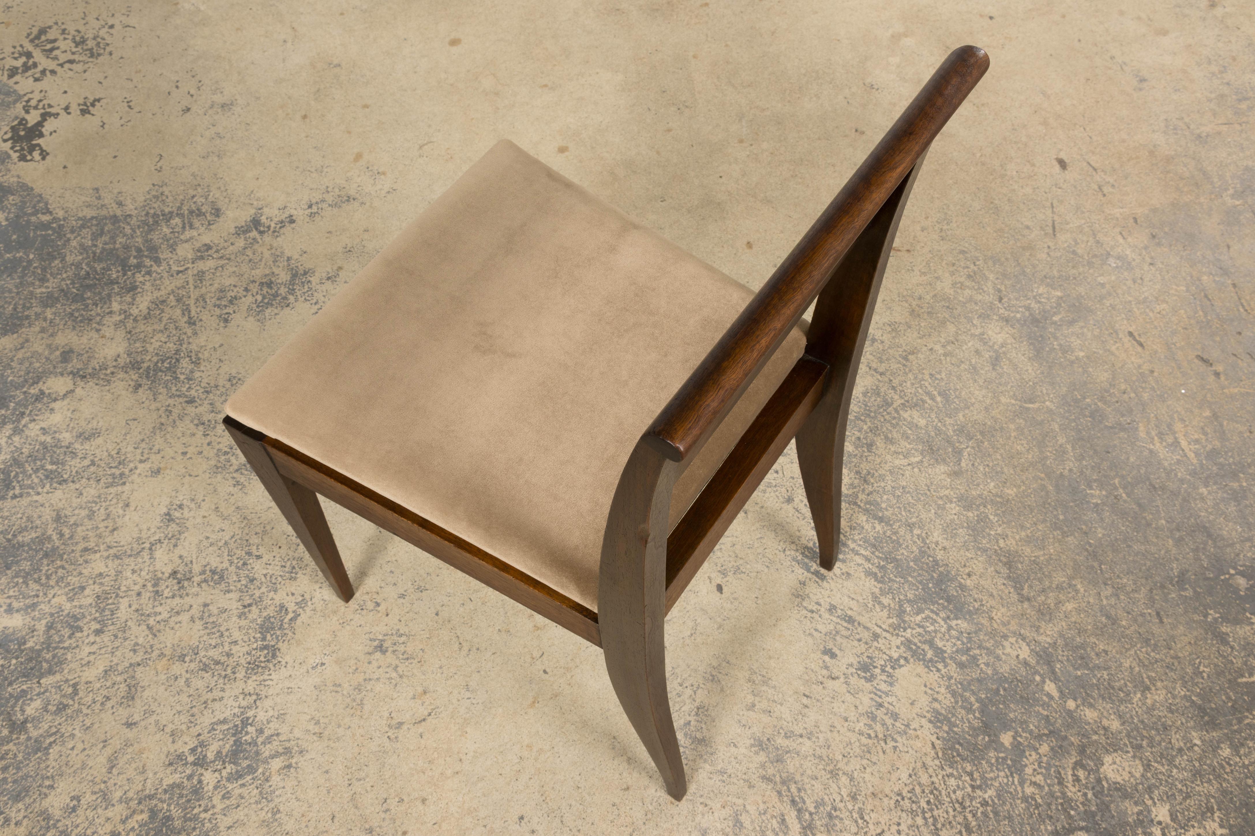 Sedie laterali in mogano Art Deco francese degli anni '30 con velluto color taupe - una coppia in vendita 5