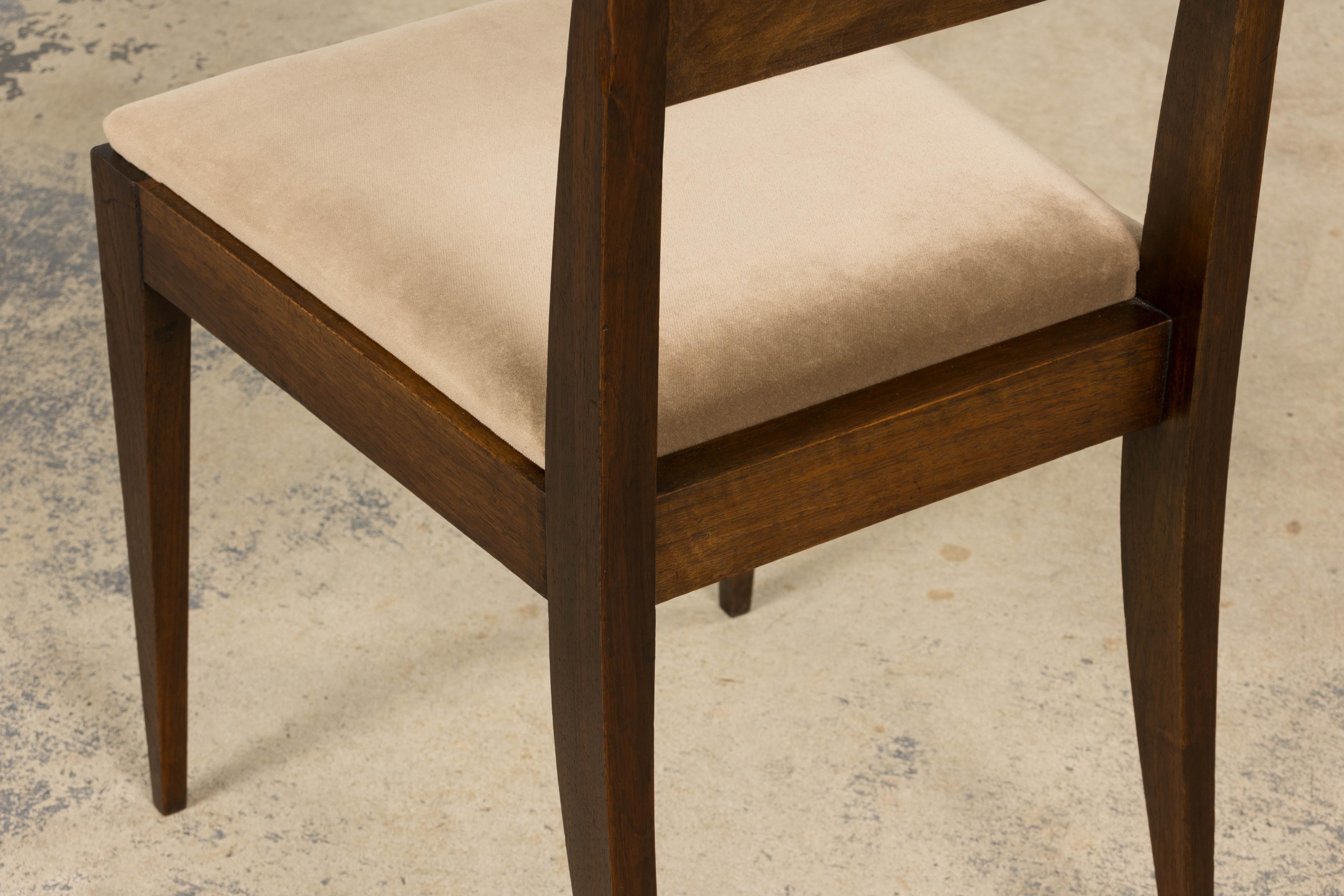 Sedie laterali in mogano Art Deco francese degli anni '30 con velluto color taupe - una coppia in vendita 6