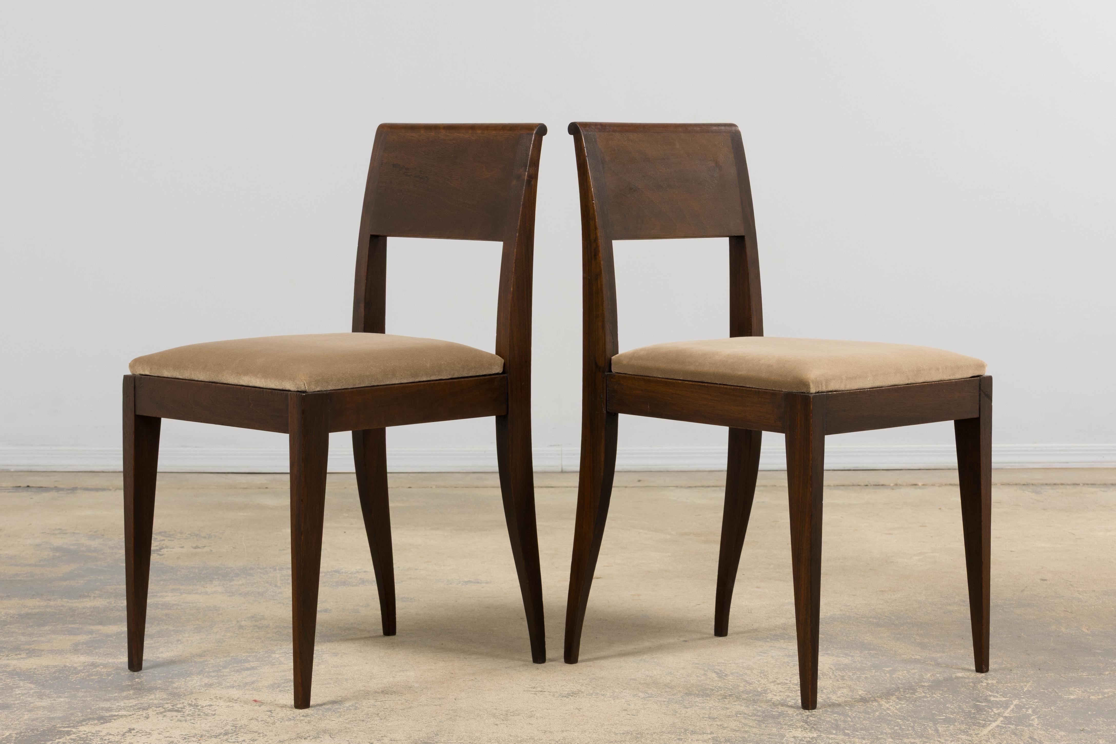 Sedie laterali in mogano Art Deco francese degli anni '30 con velluto color taupe - una coppia in vendita 7