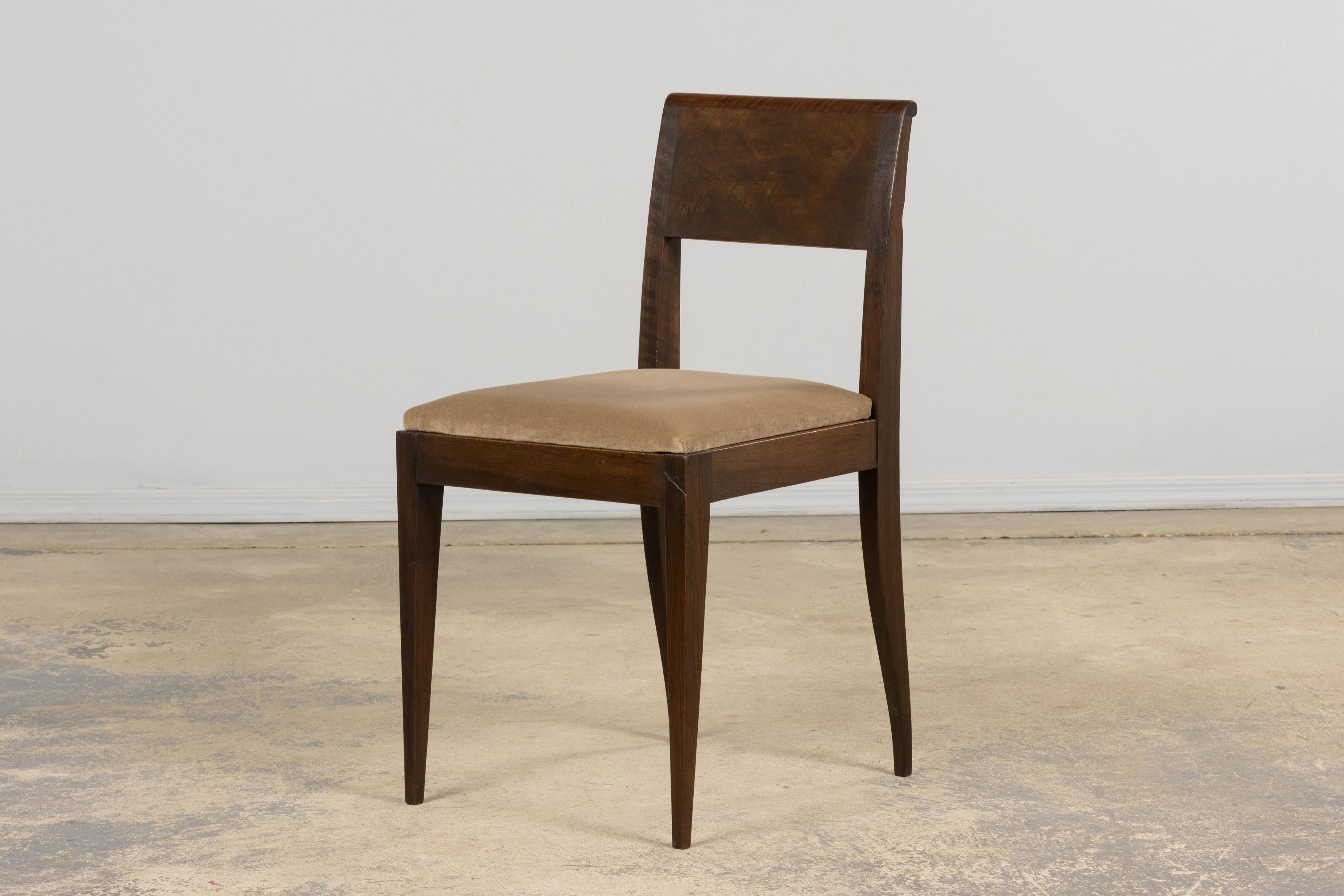 Sedie laterali in mogano Art Deco francese degli anni '30 con velluto color taupe - una coppia in vendita 9