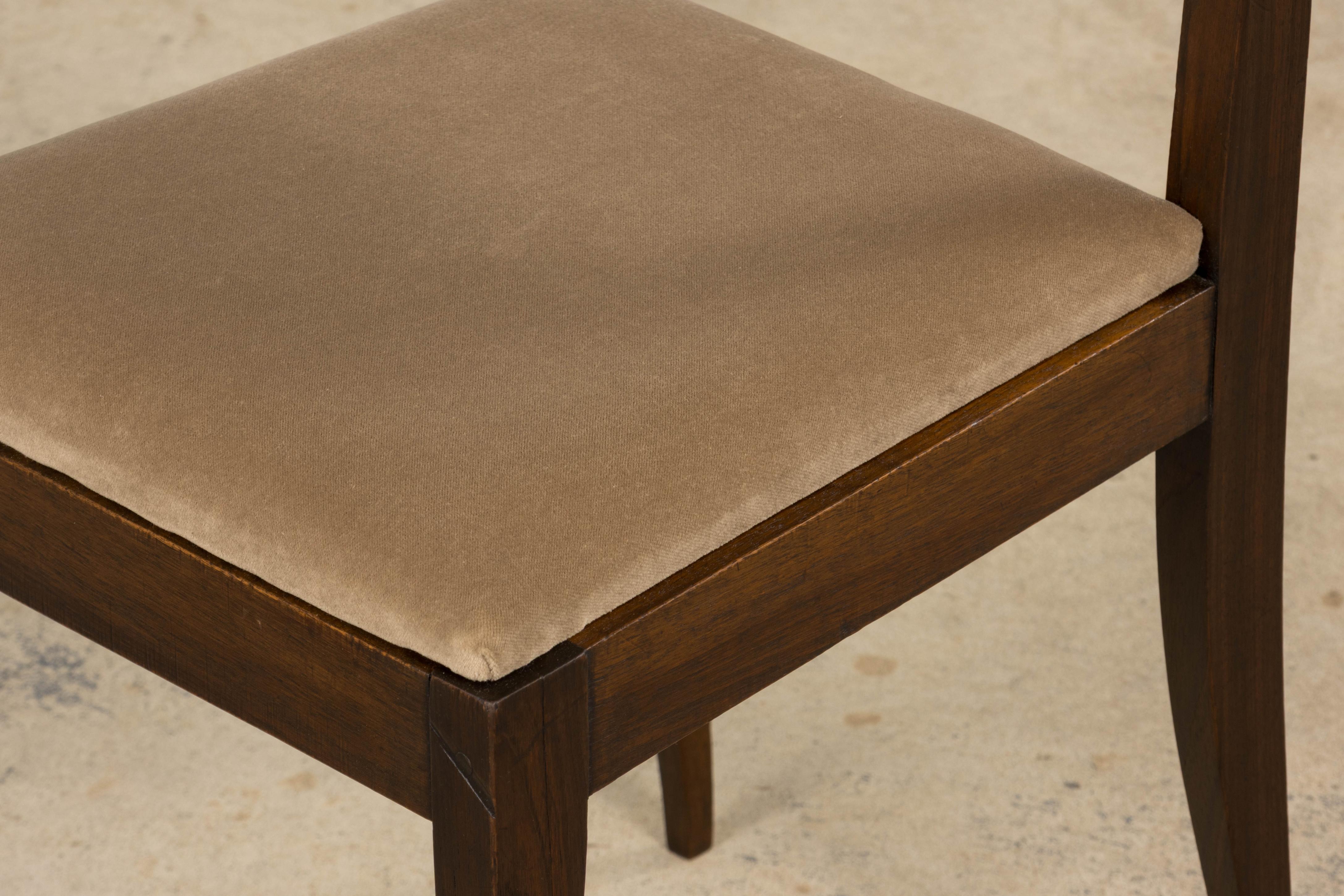 Sedie laterali in mogano Art Deco francese degli anni '30 con velluto color taupe - una coppia in vendita 11