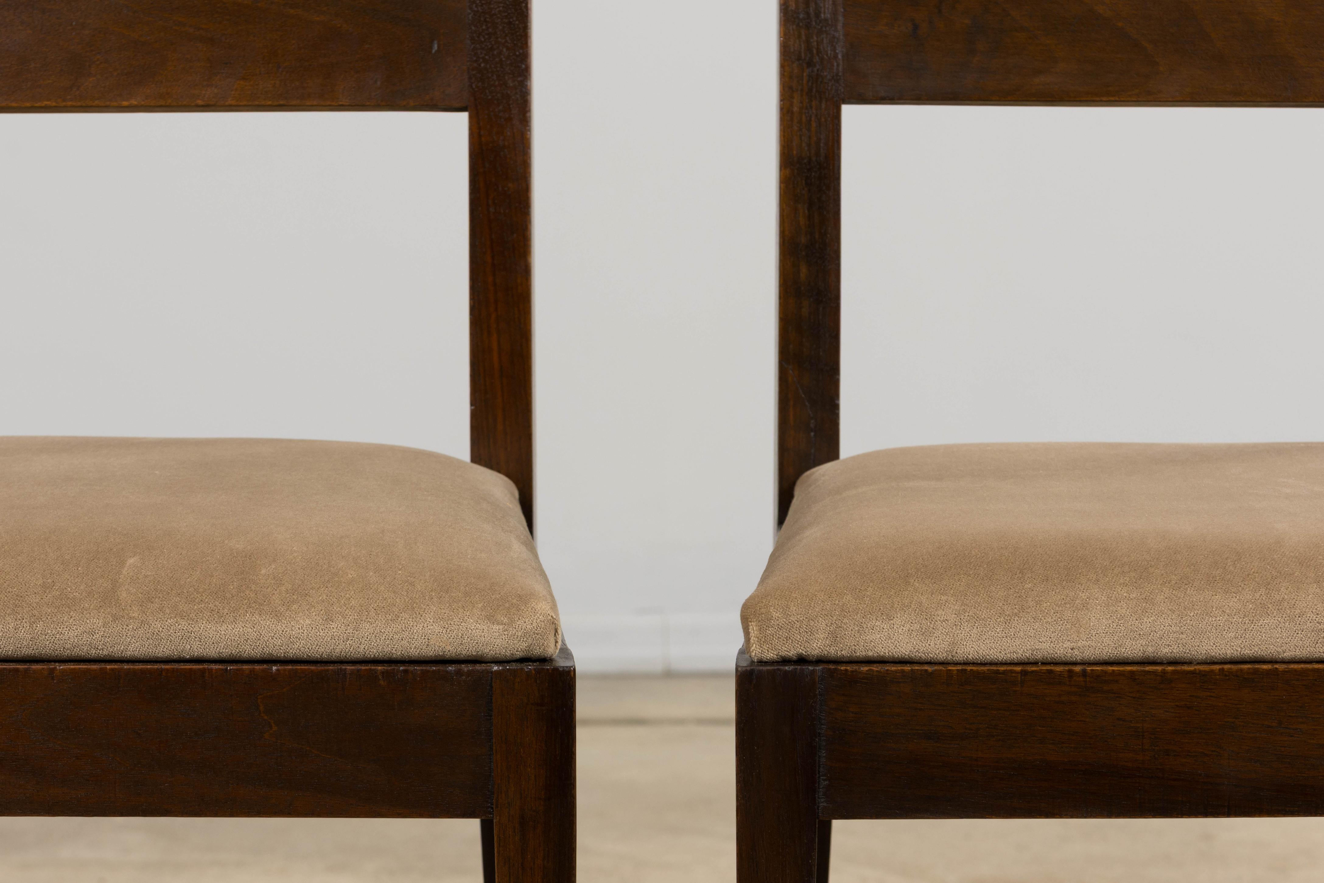 Una bellissima coppia di sedie d'accento francesi in stile Art Déco, provenienti dalla Provenza. Questa coppia di poltroncine francesi in stile Art Déco riflette l'eleganza snella dell'epoca. Realizzata in mogano, ogni sedia presenta uno schienale