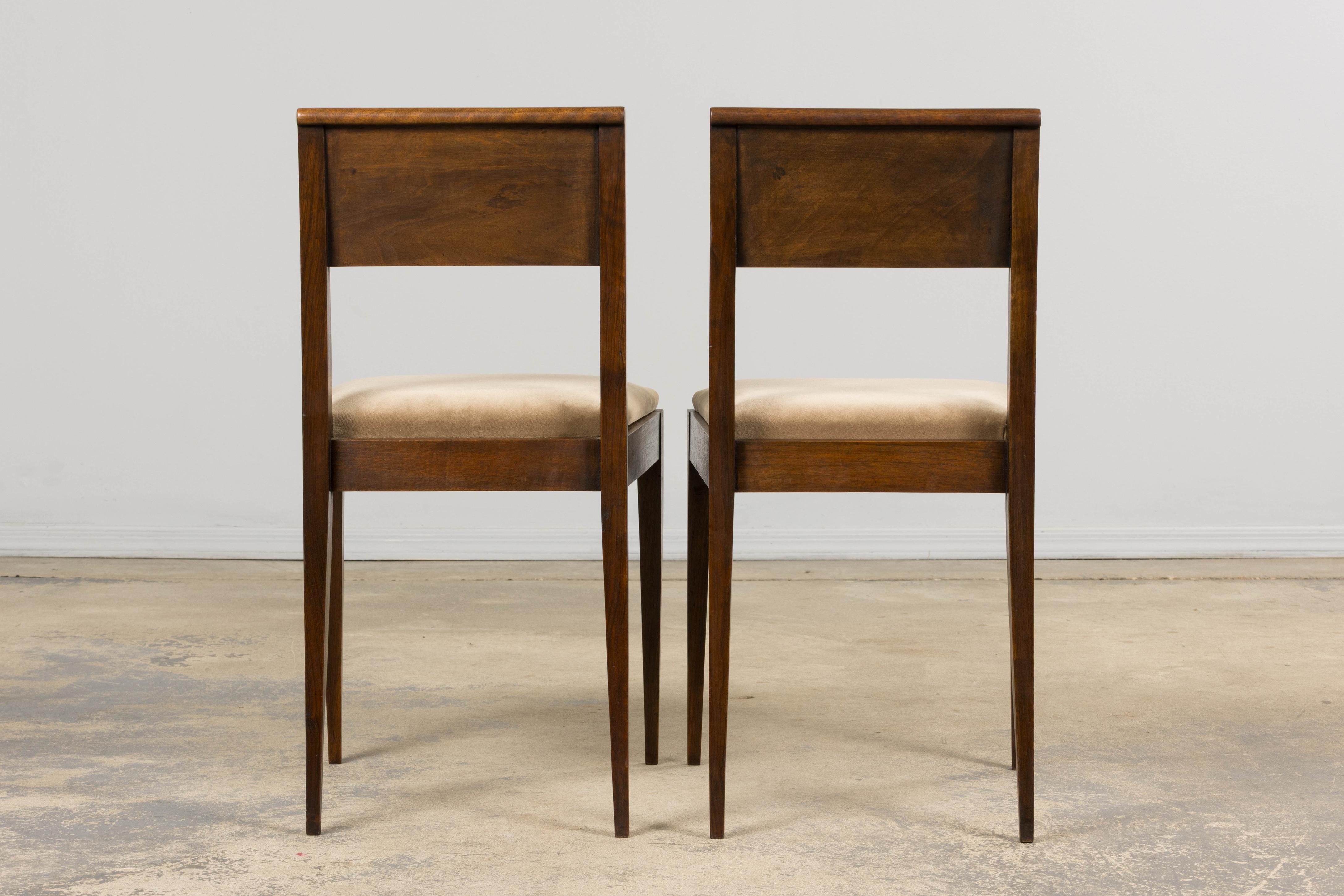 Sedie laterali in mogano Art Deco francese degli anni '30 con velluto color taupe - una coppia in vendita 12
