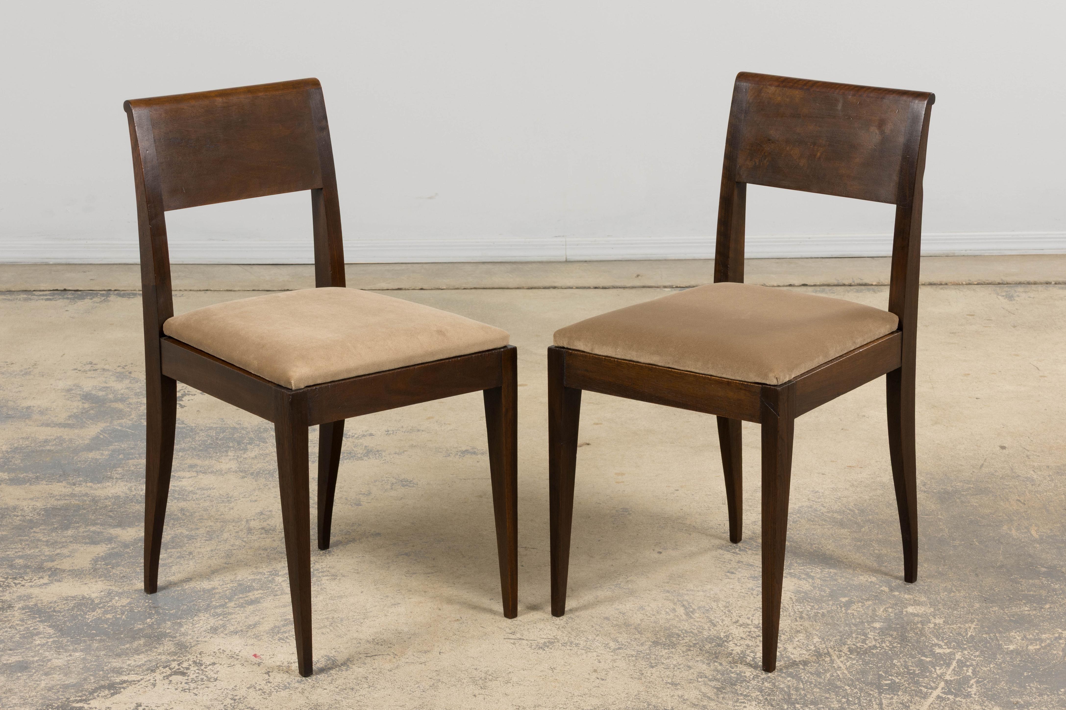 Fatto a mano Sedie laterali in mogano Art Deco francese degli anni '30 con velluto color taupe - una coppia in vendita