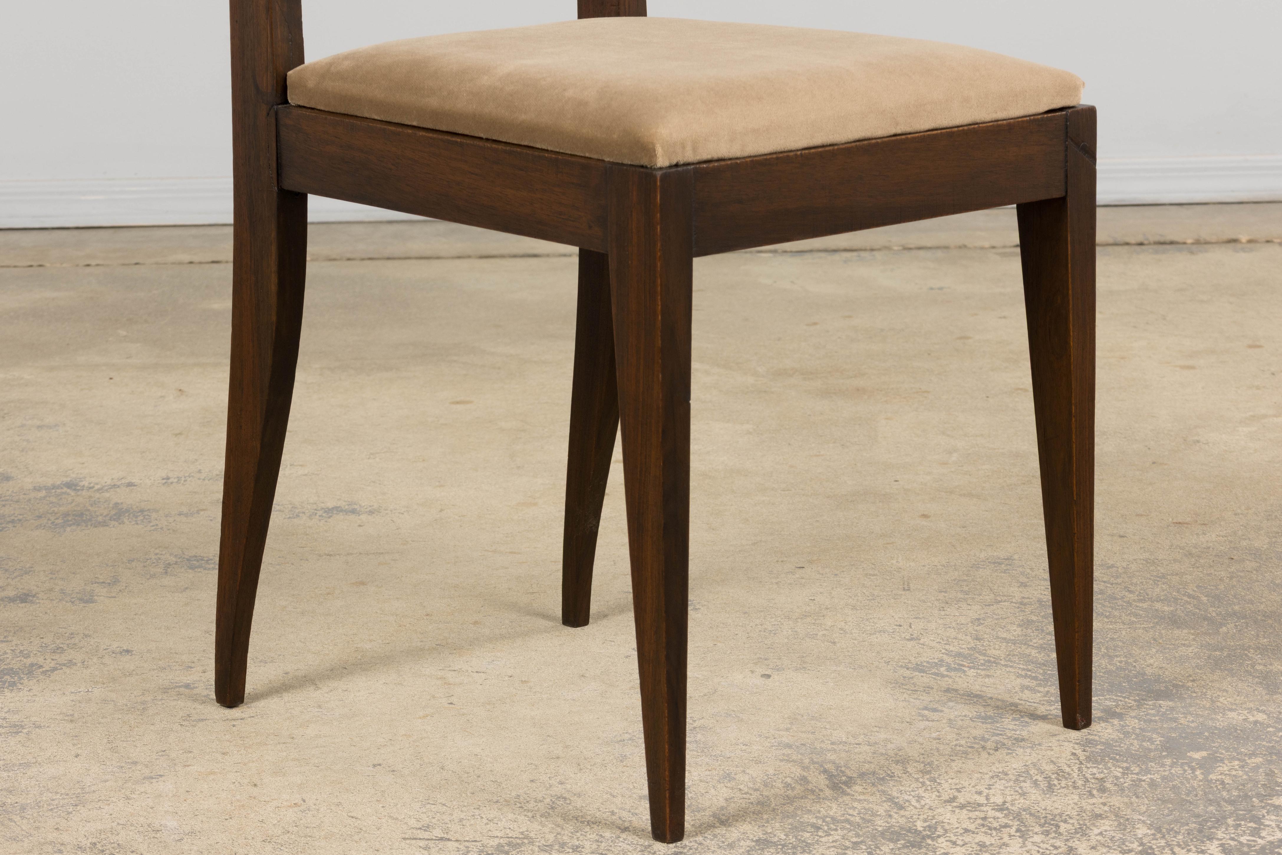 Velluto Sedie laterali in mogano Art Deco francese degli anni '30 con velluto color taupe - una coppia in vendita