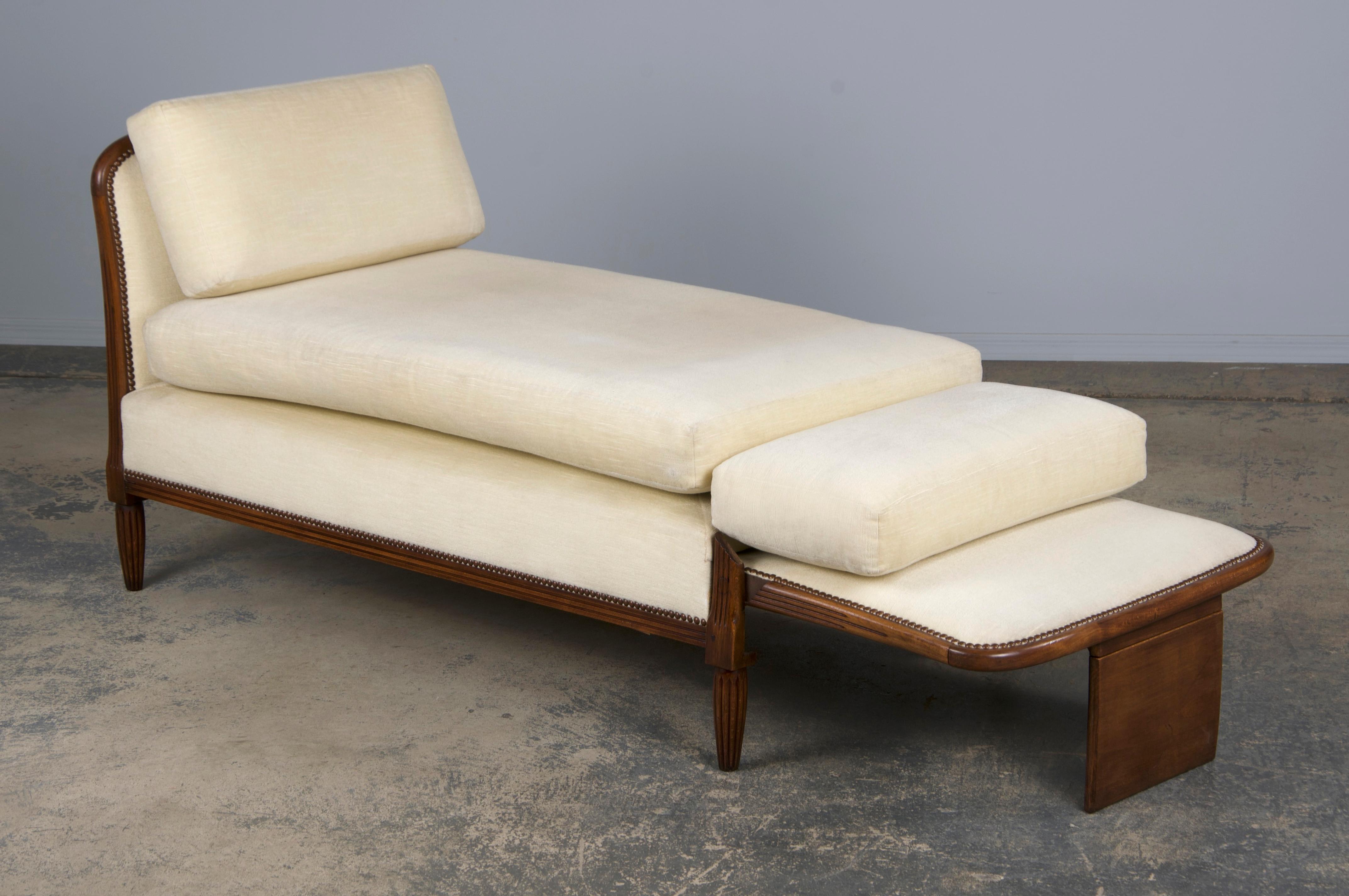 1930s French Art Deco Maple Daybed W/ Cream Velvet 7